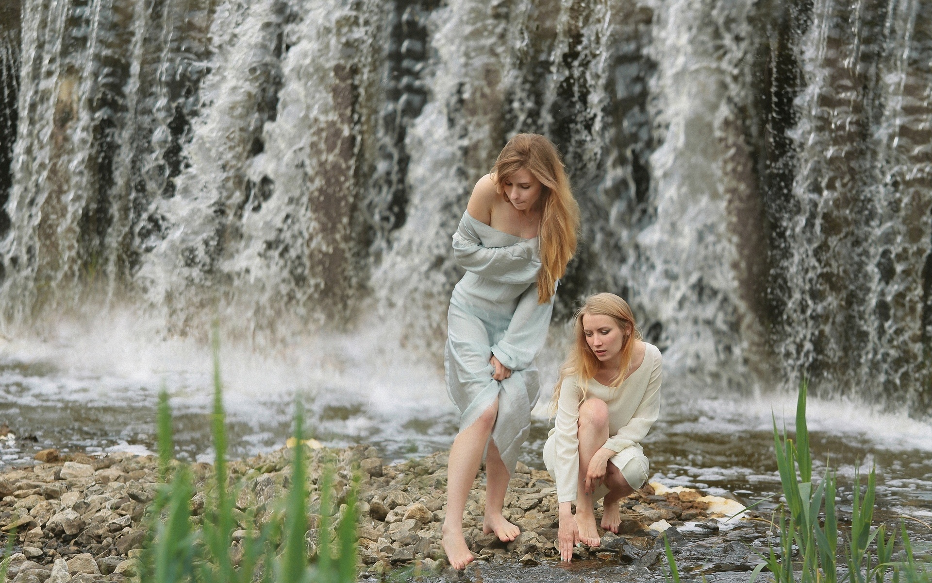 Русская красотка без одежды позирует на фоне водопада и дрочит