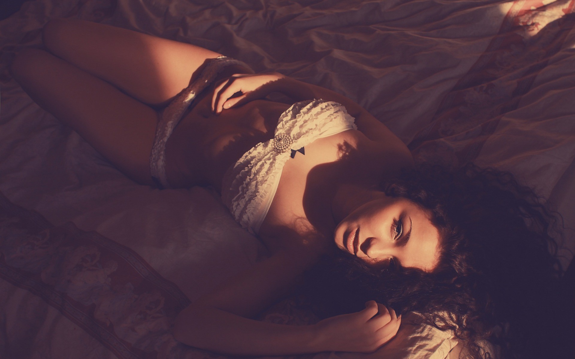 23 летняя нимфа показывает письку лежа на кровати