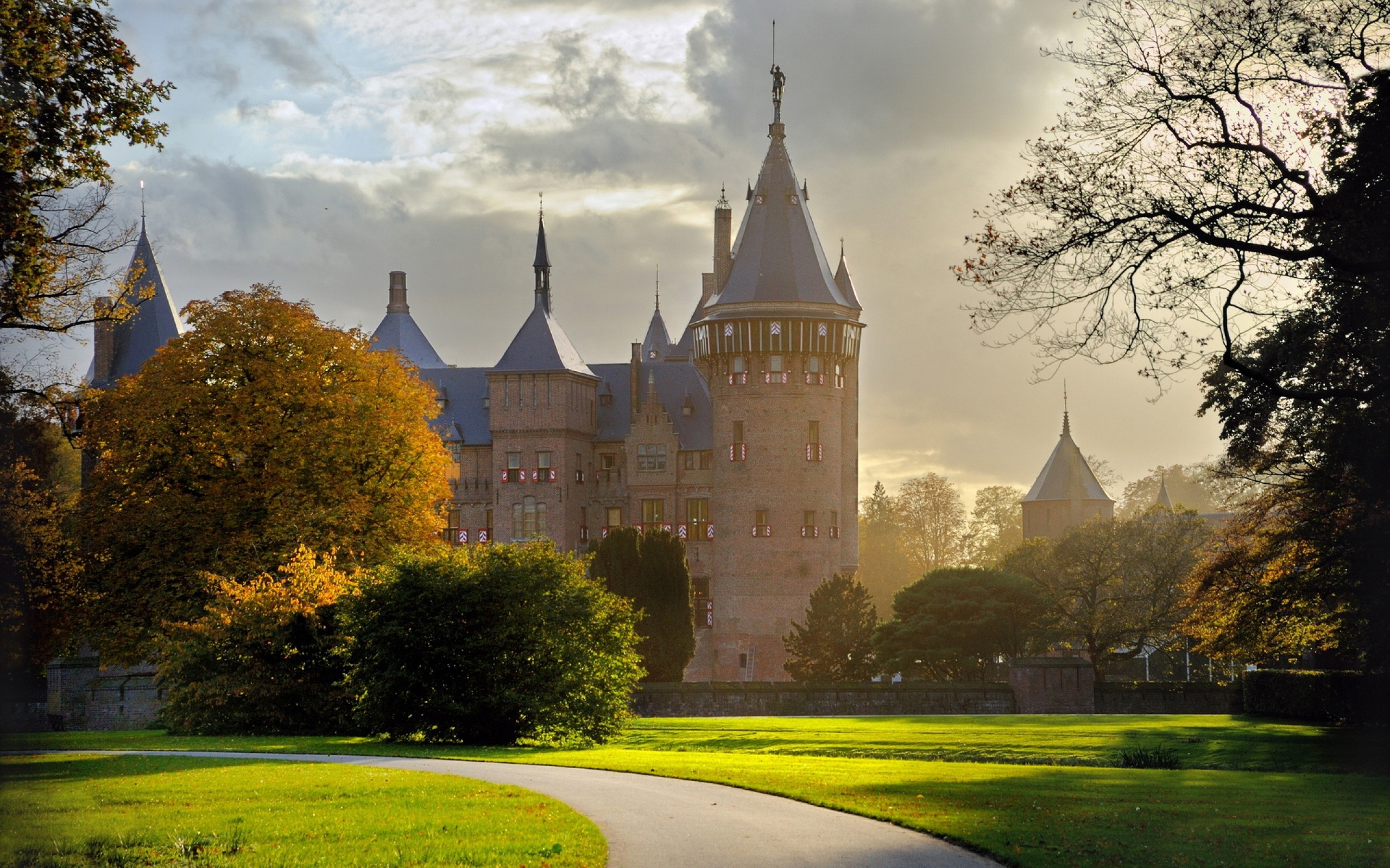 Обои на стол замки. Замок де Хаар Утрехт. Замок де Хаар Нидерланды. Замок фон Гайслера. Резиденция короля Нидерландов.
