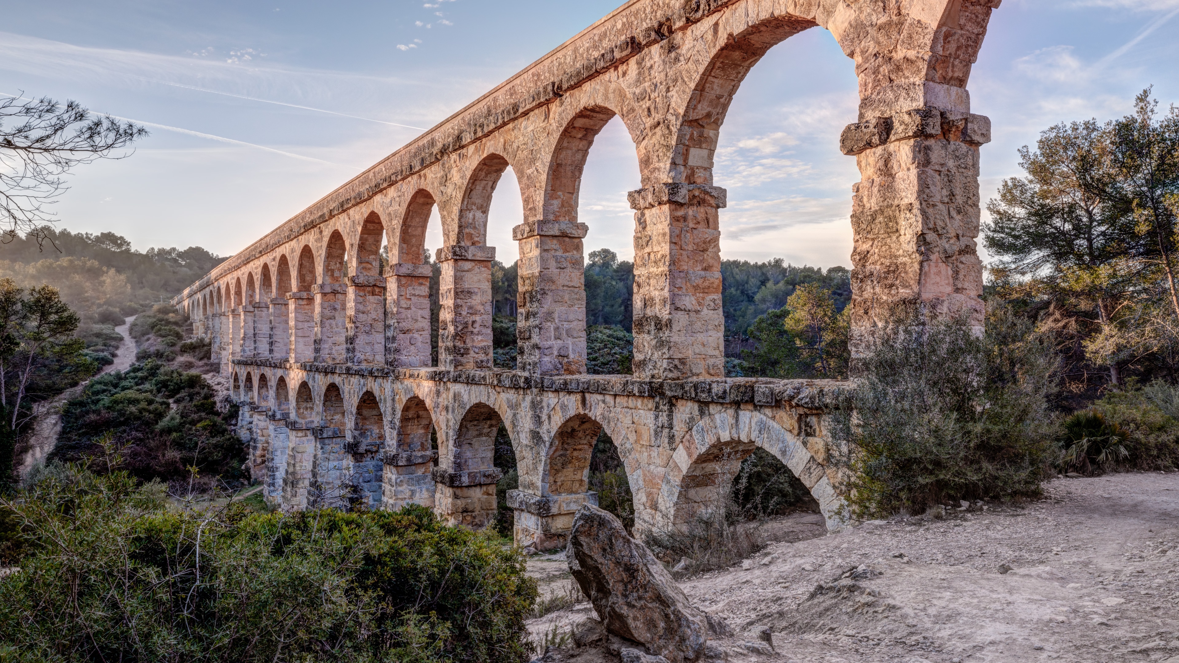 Древнейший в риме мост. Мост дьявола Таррагона. Римская архитектура акведуки. Римский акведук мост дьявола. Римский акведук в Испании.