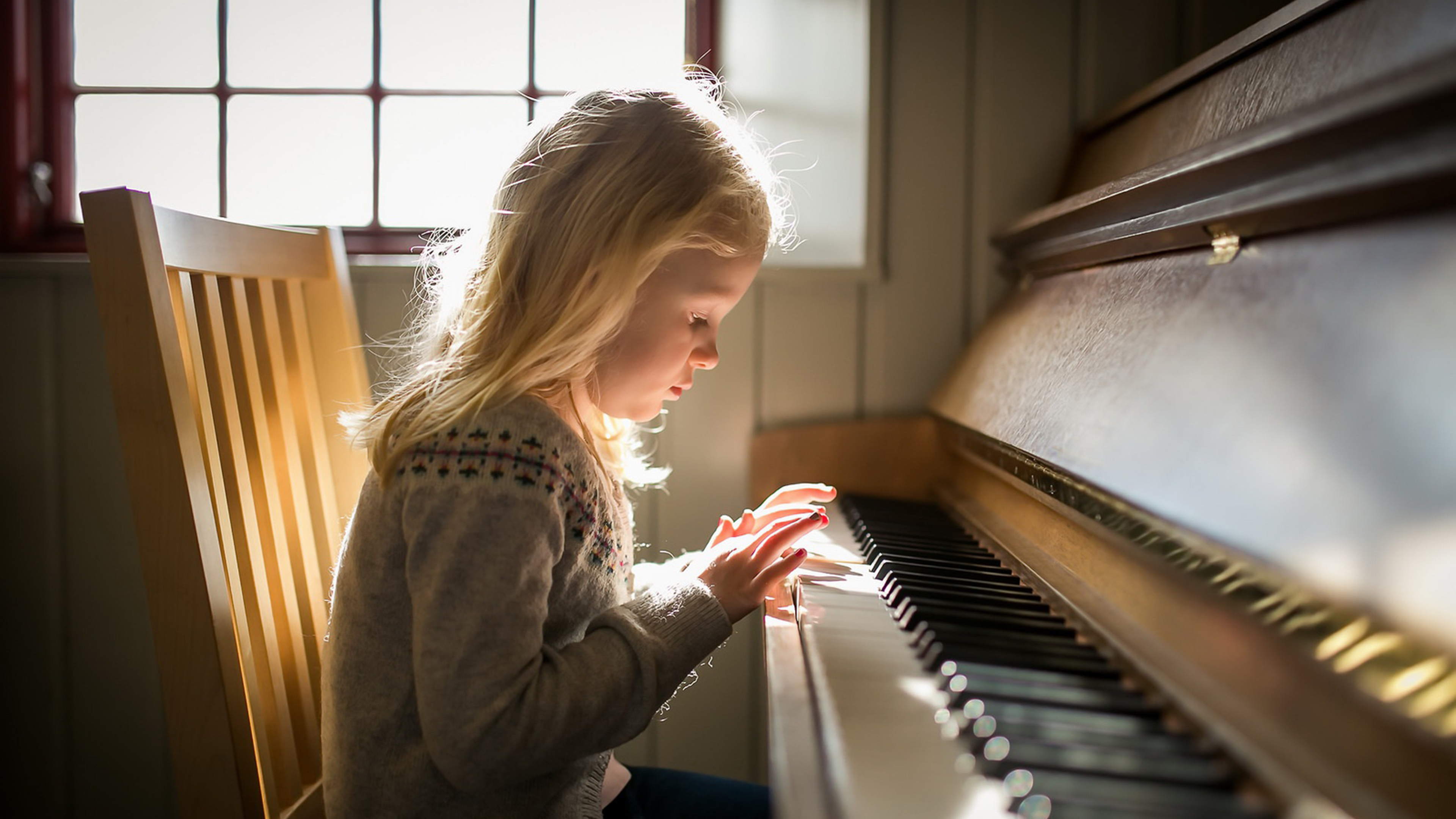 Урок 16 музыка. Девочка за пианино. Пианино для девочек. Фортепиано для детей. Ребенок за пианино.