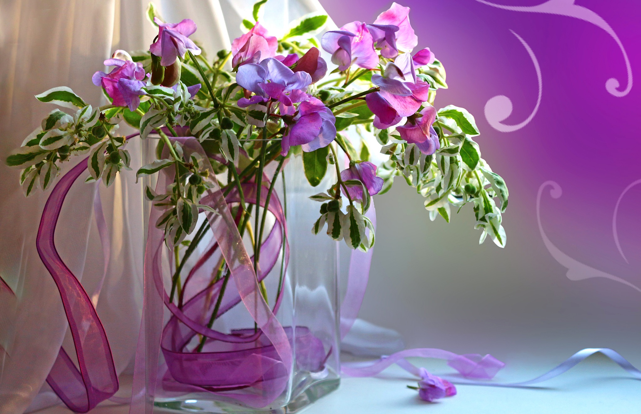 Букет цветов счастье. Цветы в вазе. Красивый букет в вазе. Цветы в вазе на столе. Красивые цветы в вазах.