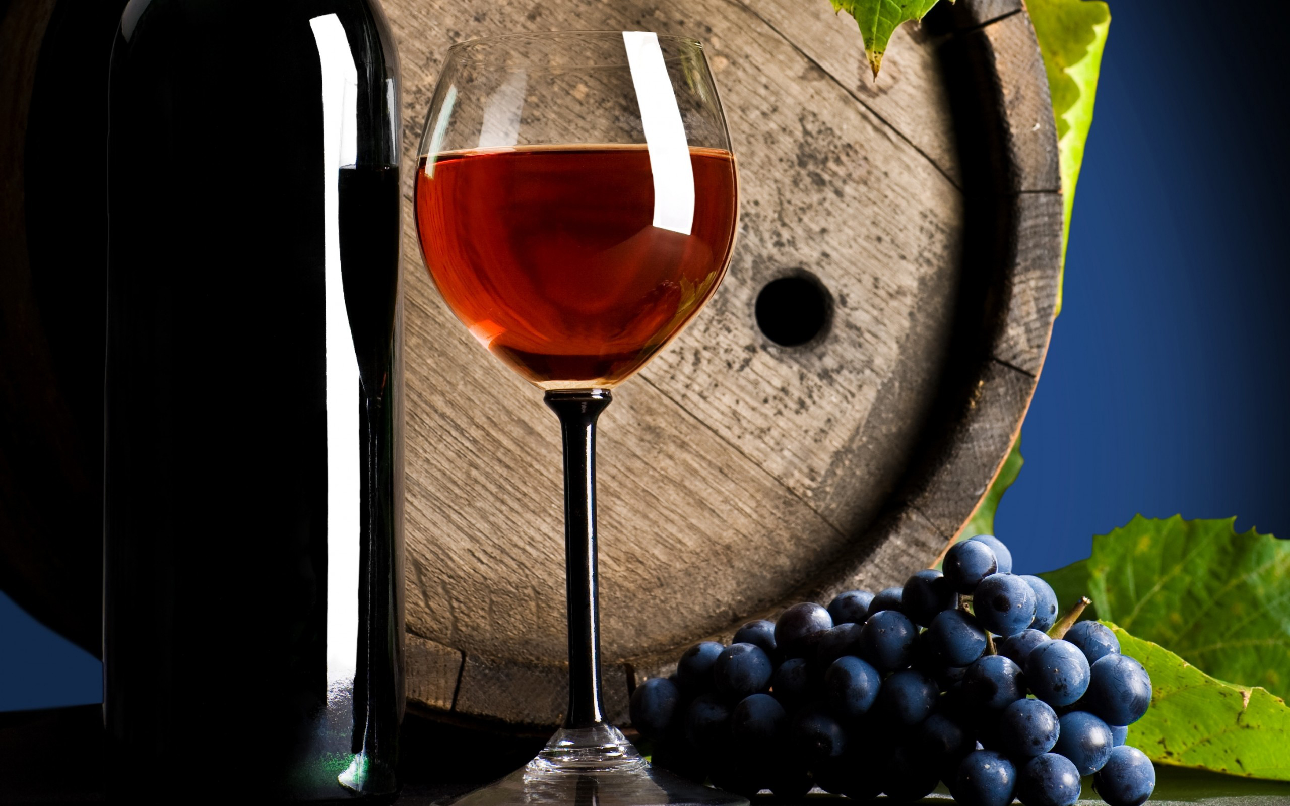 Бокал вина на столе. Красное вино. Бокал с вином. Вино и виноград. Красное вино в бокале.