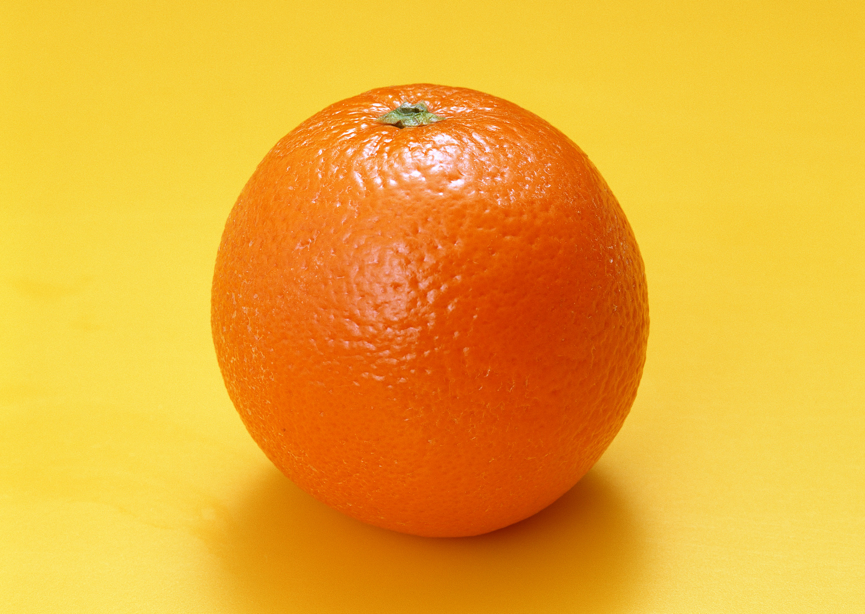 У отца есть 5 различных апельсинов. Померанец апельсин. Апельсин один. Оранжевый апельсин. Фрукты по отдельности.