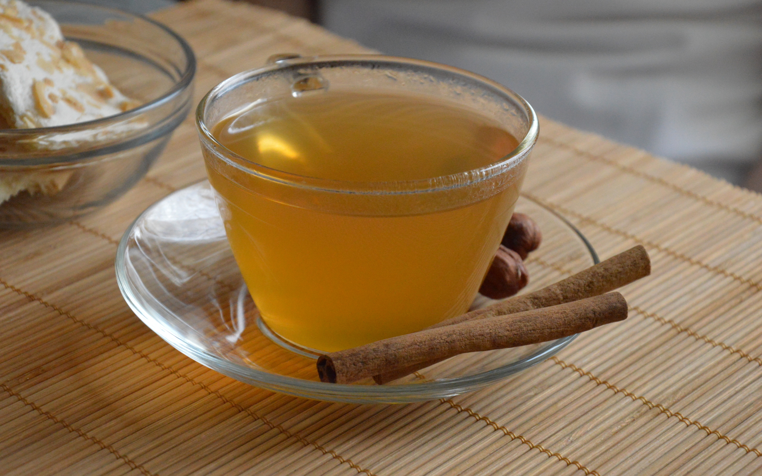 Как пить корицу для похудения. Чай с корицей. Зеленый чай с корицей. Коричный чай. Чай с лимоном и медом.