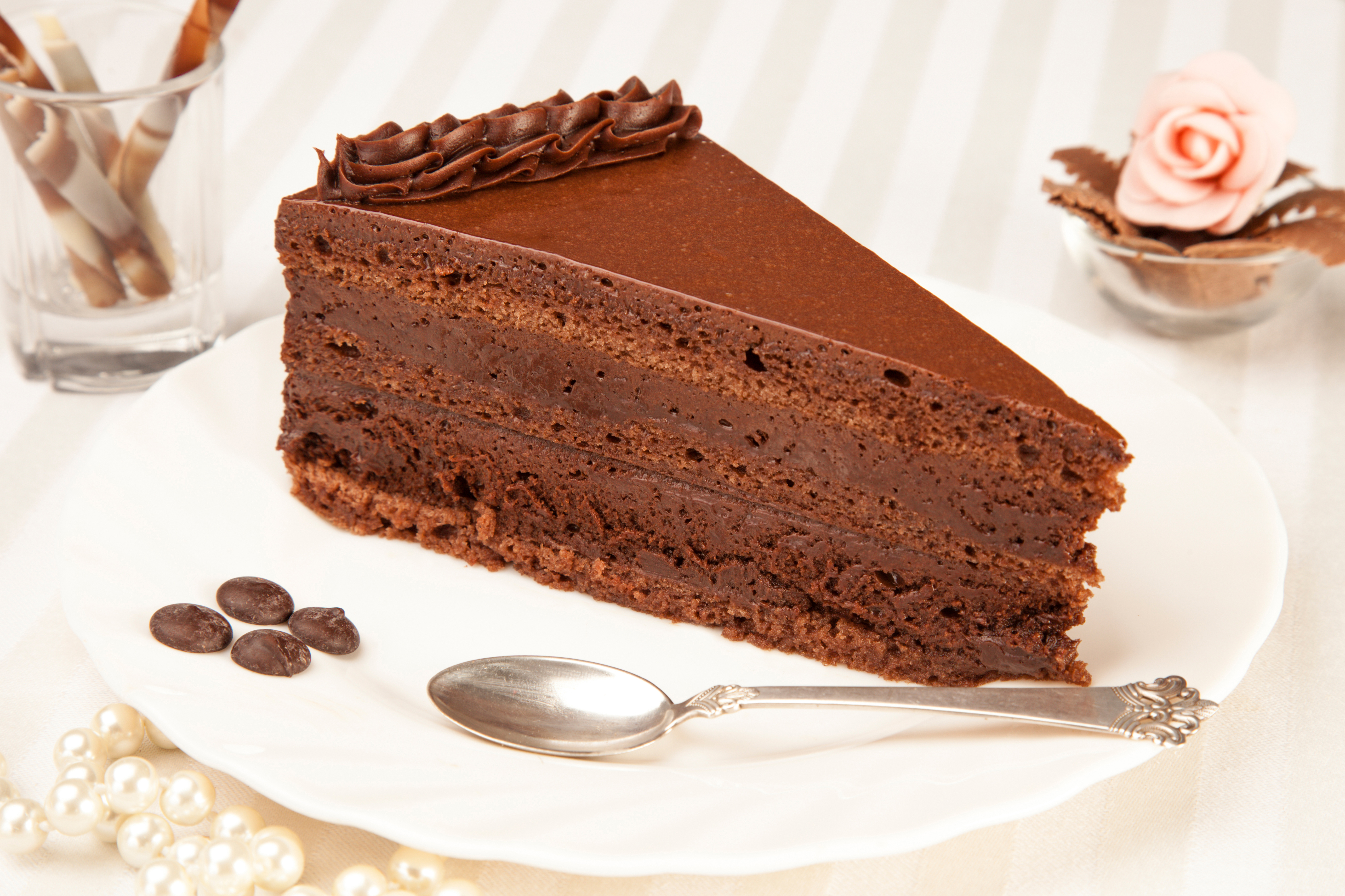 Торт шоко шок. Торт "шоколадное кухэ". Кусок торта. Красивый кусок торта. Кусок шоколадного торта.