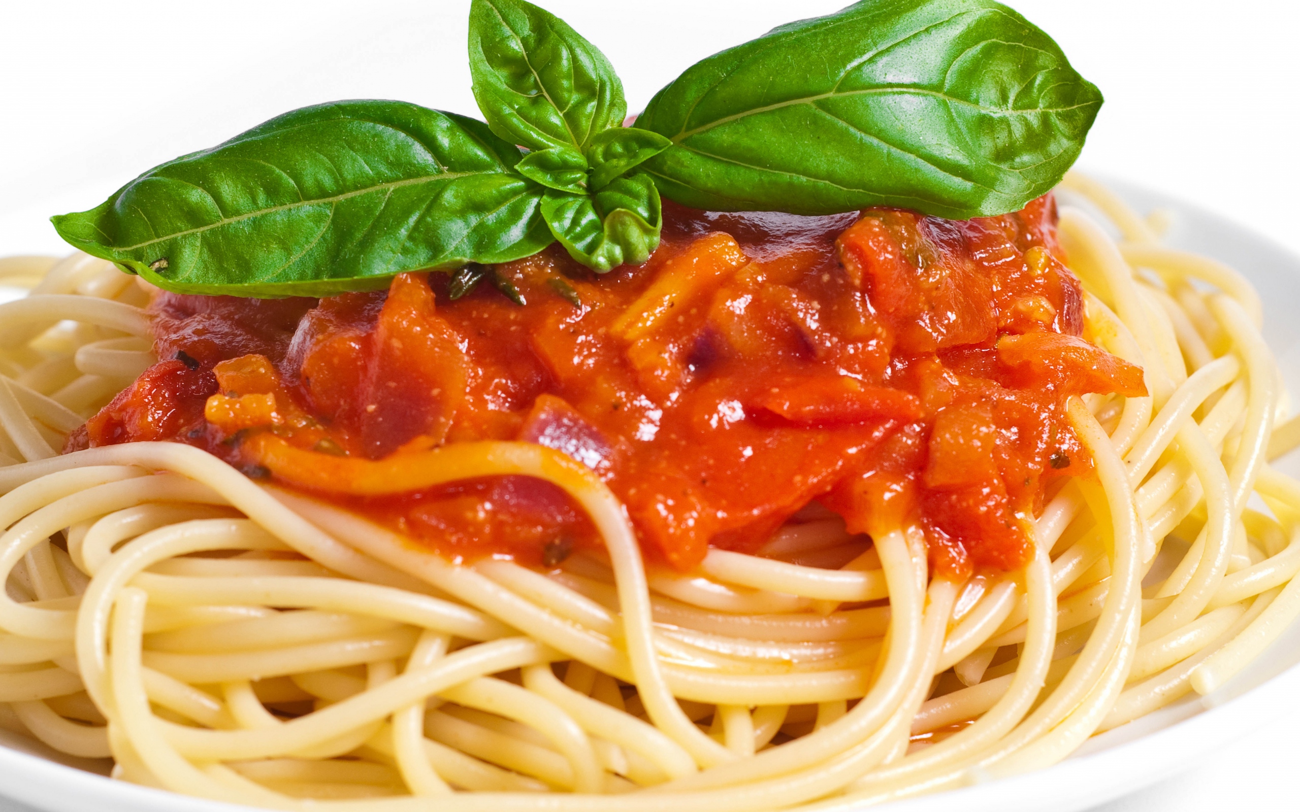 Some spaghetti. Спагетти. Аппетитные спагетти. Спагетти на белом фоне. Итальянская паста на Светлом фоне.