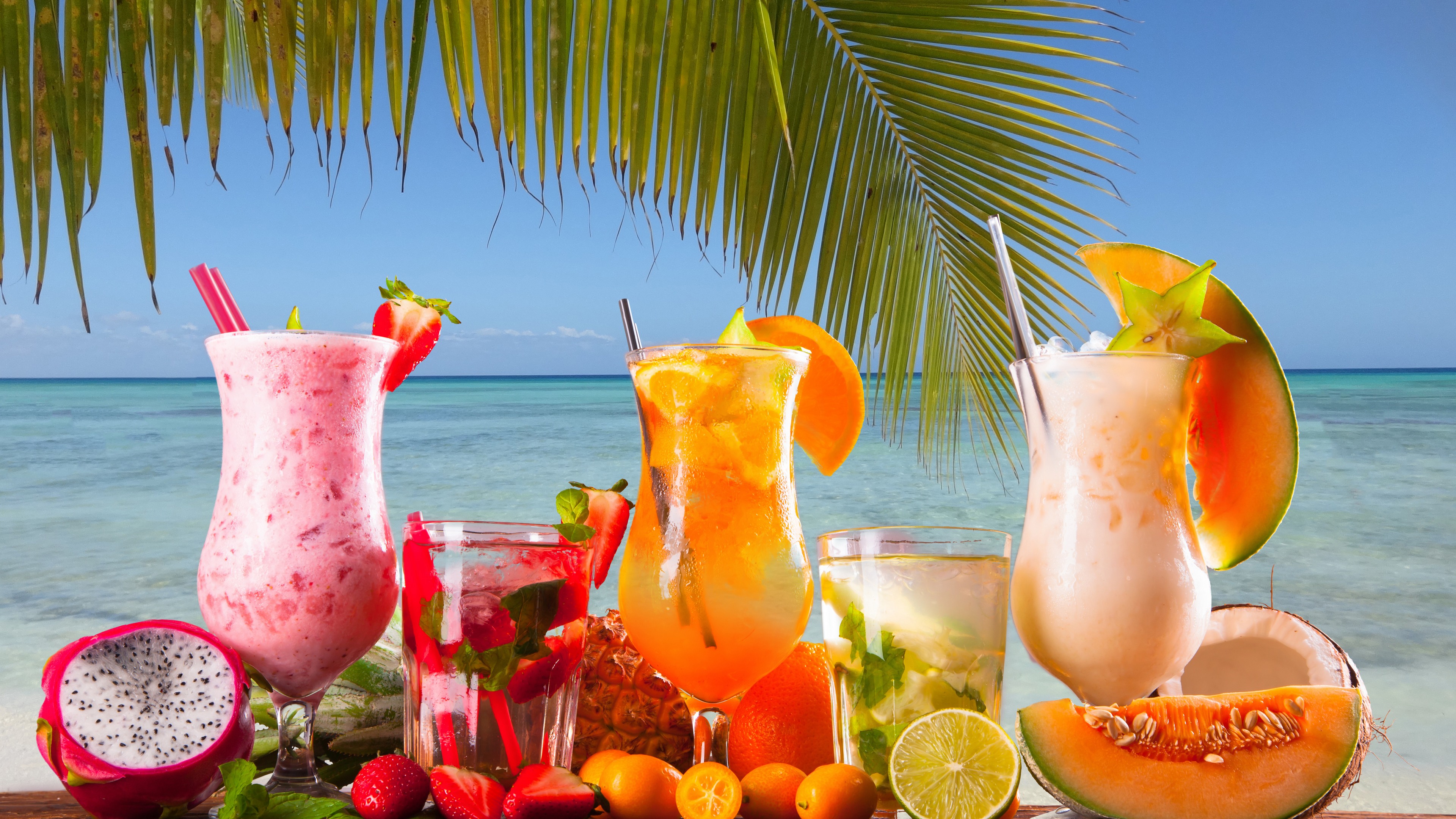 Tropical cocktail. Коктейль на пляже. Море пляж. Тропический коктейль. Коктейль на берегу моря.