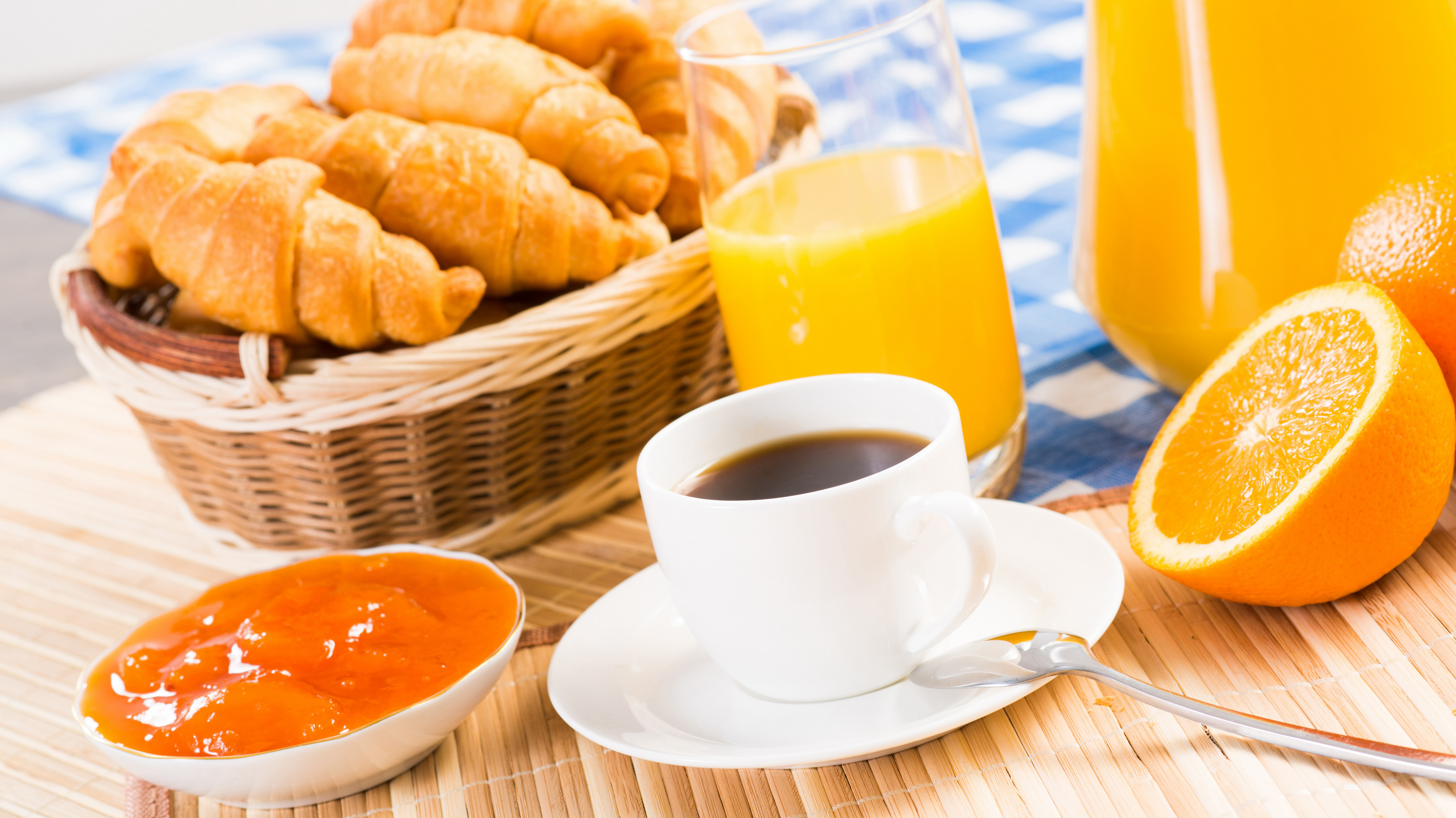 Апельсиновый сок на завтрак. Завтрак. Завтрак с апельсиновым соком. Завтрак с круассаном. Апельсиновое утро.