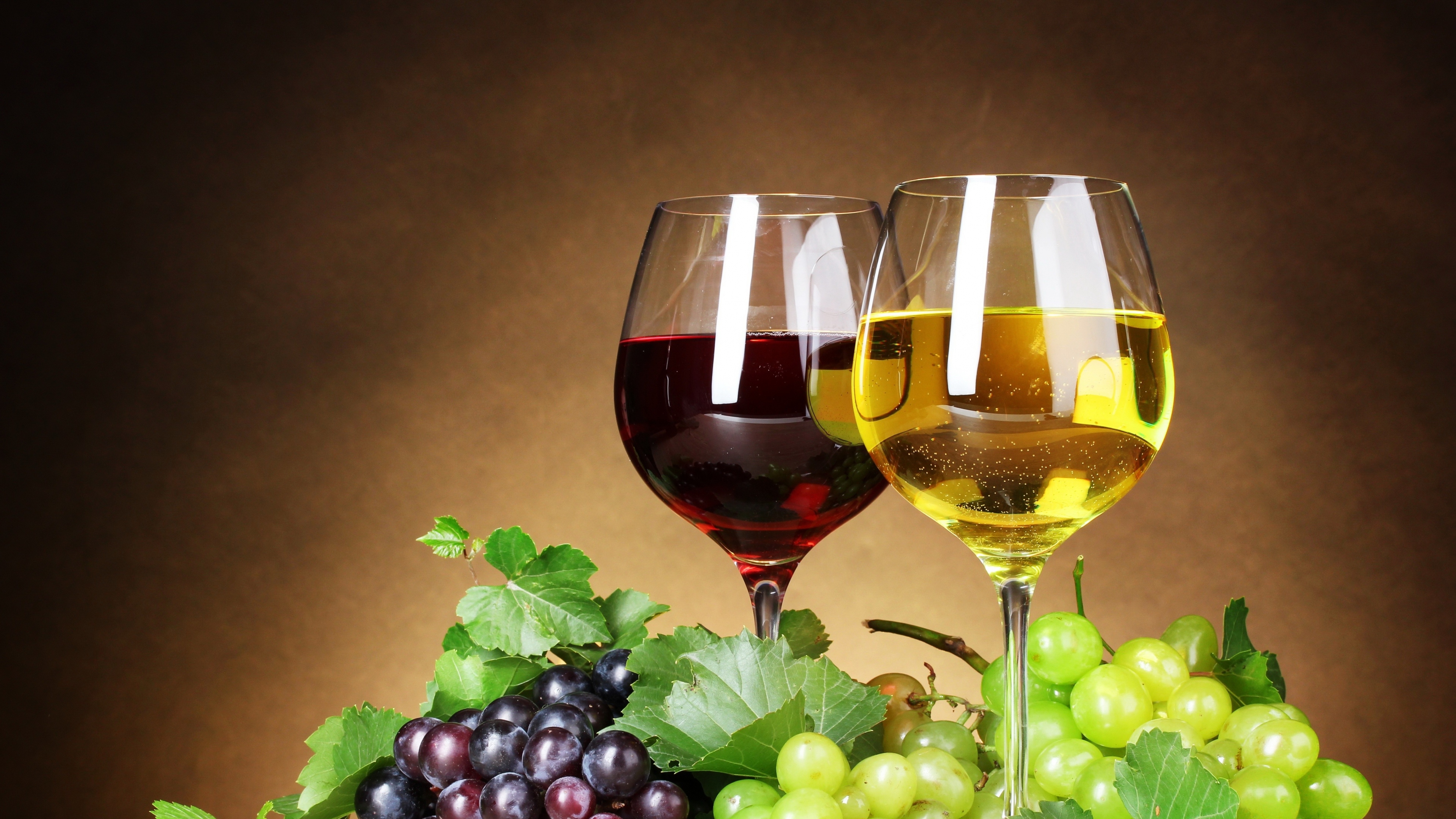 Виноград вино 7 букв. Вино и фрукты. Бокал вина. Натюрморт с вином и фруктами. Белое вино.