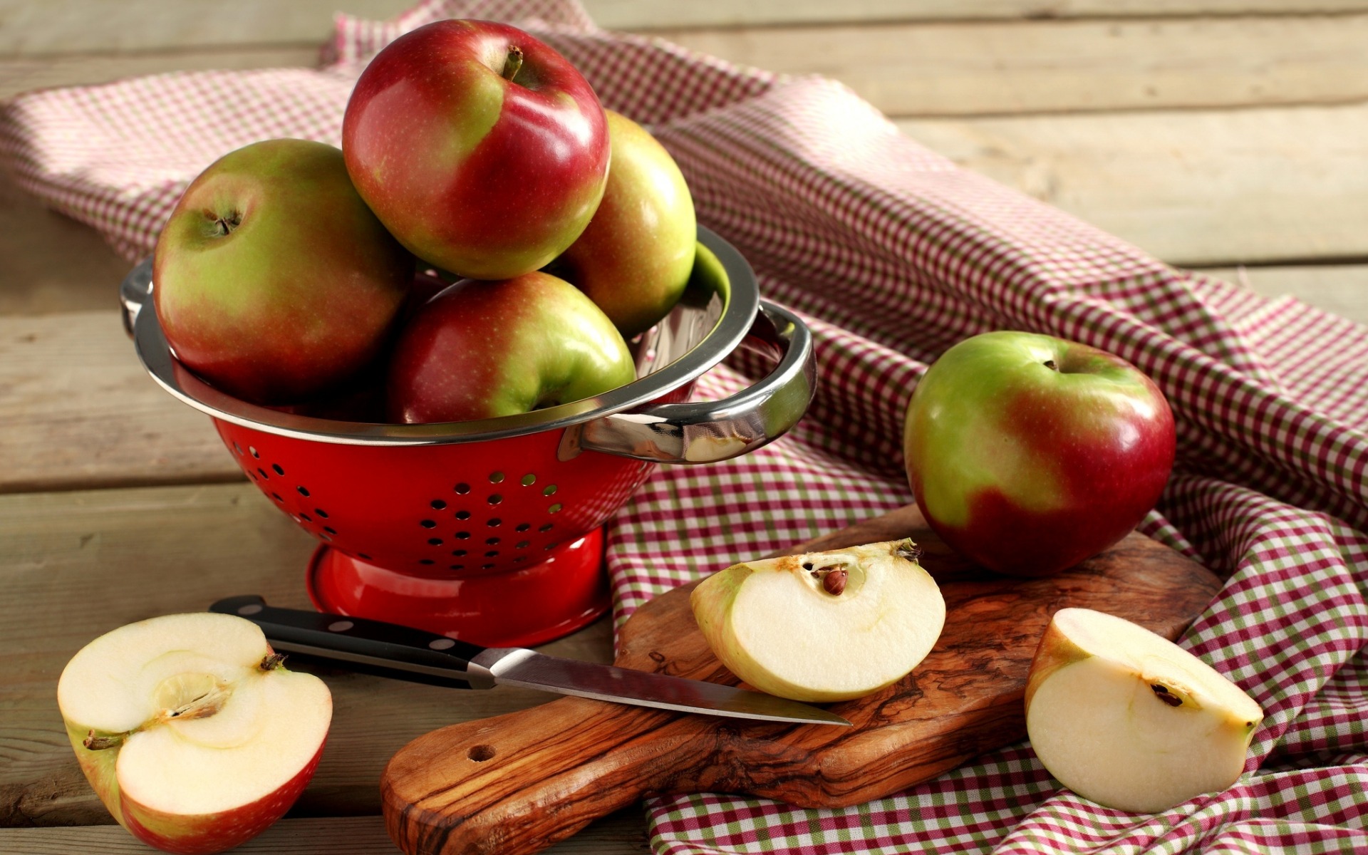 Завтрак 2 яблока. Яблоко. Яблоко на столе. Вкусноя яблока. Яблоки обои.