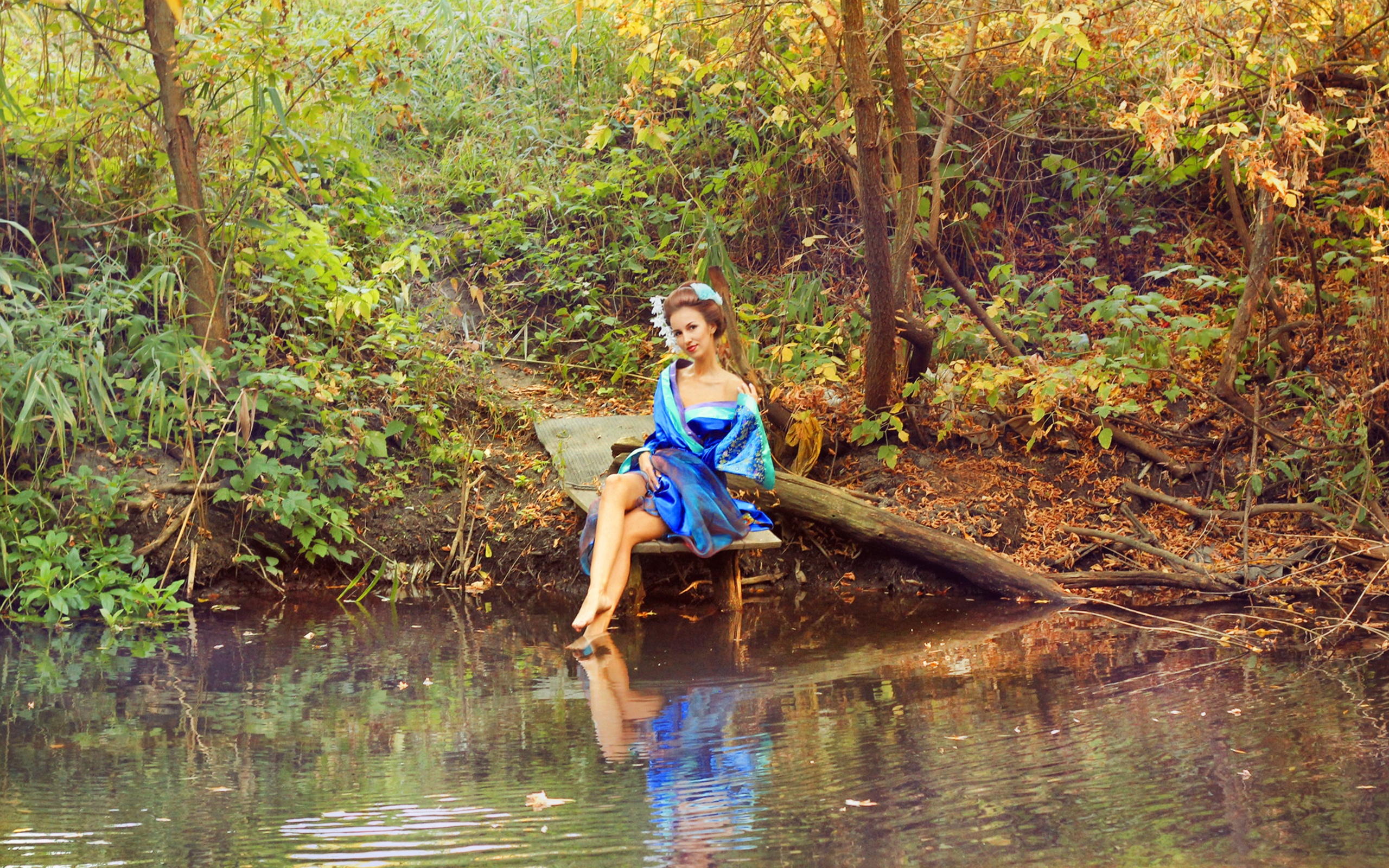 Речка красавица. Девушка у пруда. Девушка у реки. Фотосессия у реки. Фотосессия на речке.