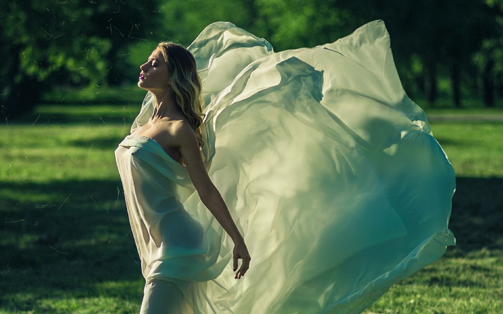 В белом платьице буду тратиться девочка. Развивающееся платье. Девушка на ветру. Фотосессия с тканью на природе. Девушка в платье на ветру.