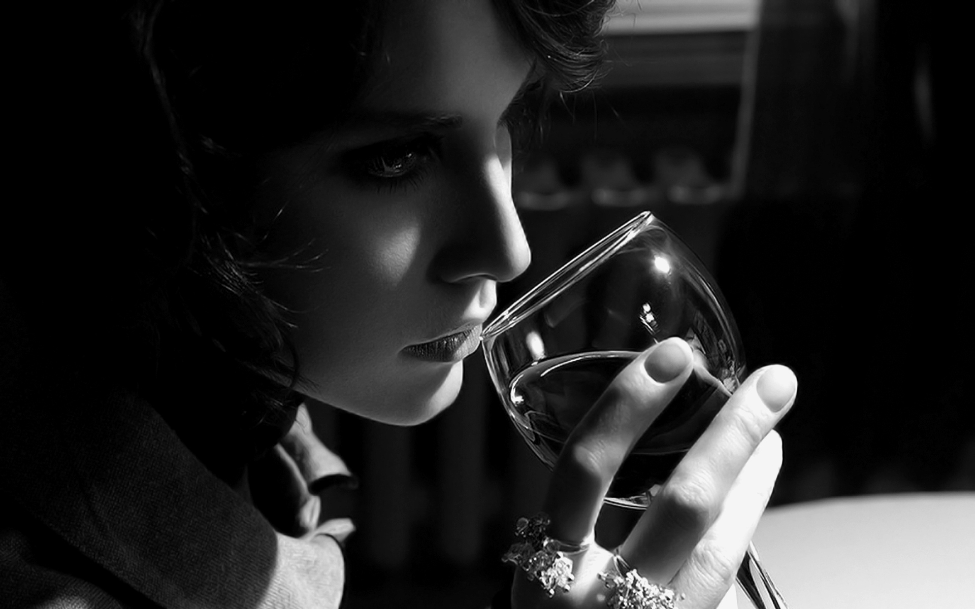 Желание остановиться. Девушка с бокалом. Женщина с бокалом вина. Девушка с бокалом вина. Девушка в фужере.