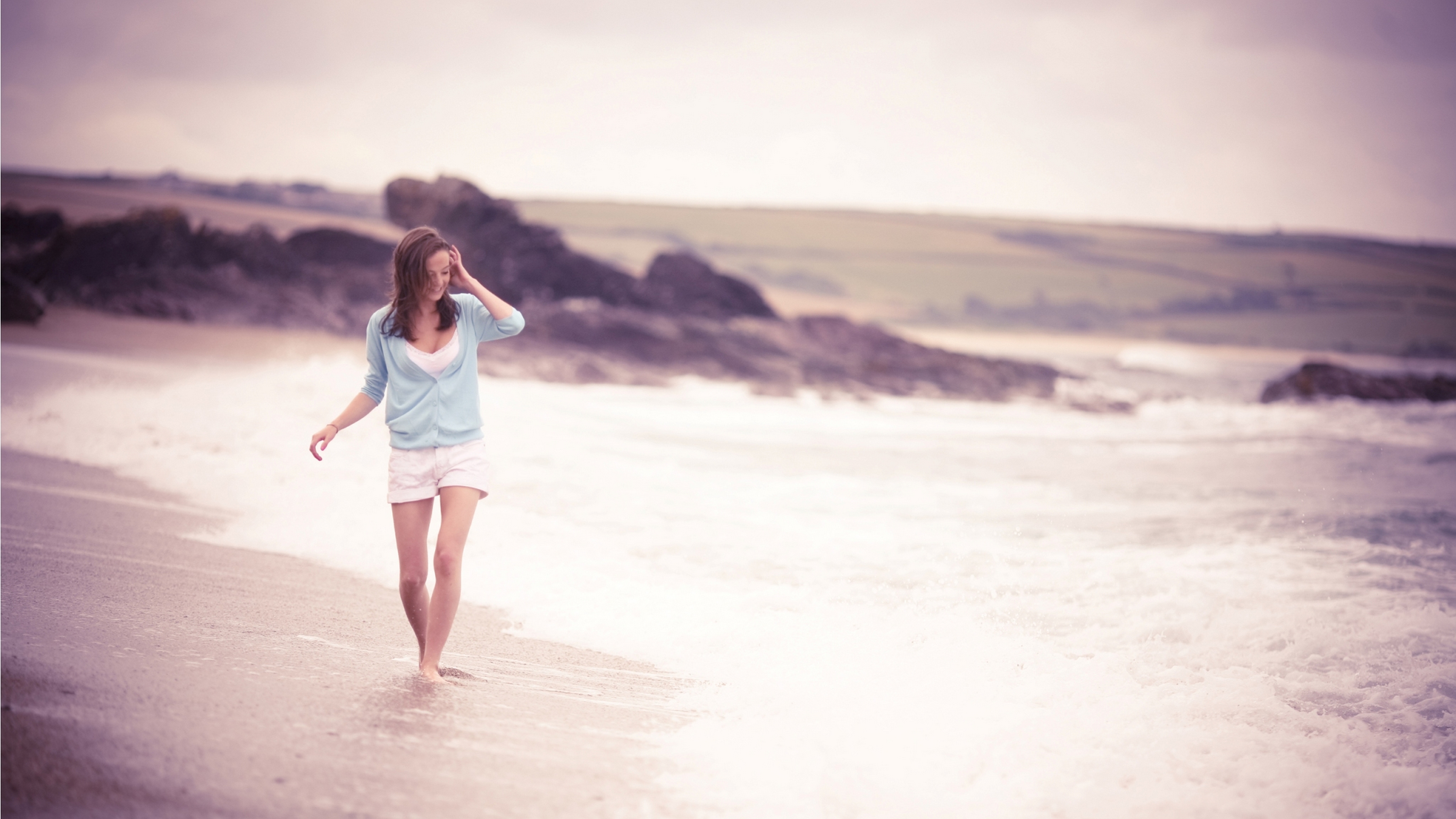 Май лав где то в далеке. Девушка-море. Девушка на берегу моря. Девушка идет по пляжу. Девушка идущая по морю.