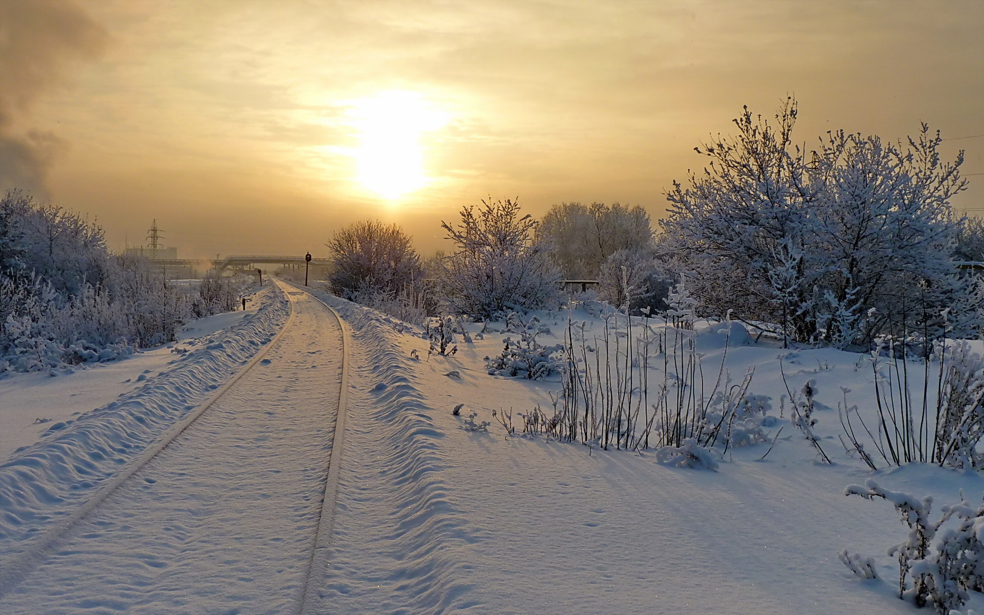 Зимнее утро дорога. Зимняя деревенская дорога. Сельская дорога зимой. Зима дорога деревня. Красивые зимние пейзажи дорога.