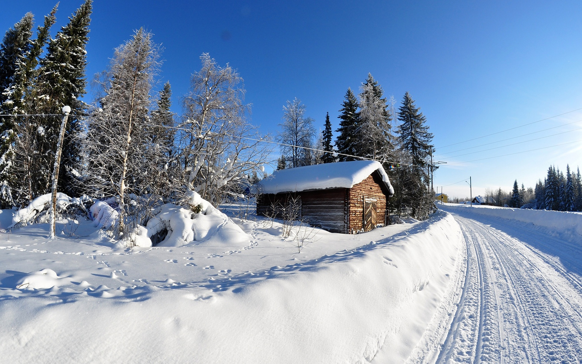 В окрестностях города местами еще лежит снег. Зима в деревне. Деревенский домик зимой. Зимний пейзаж деревня. Деревня в лесу зимой.