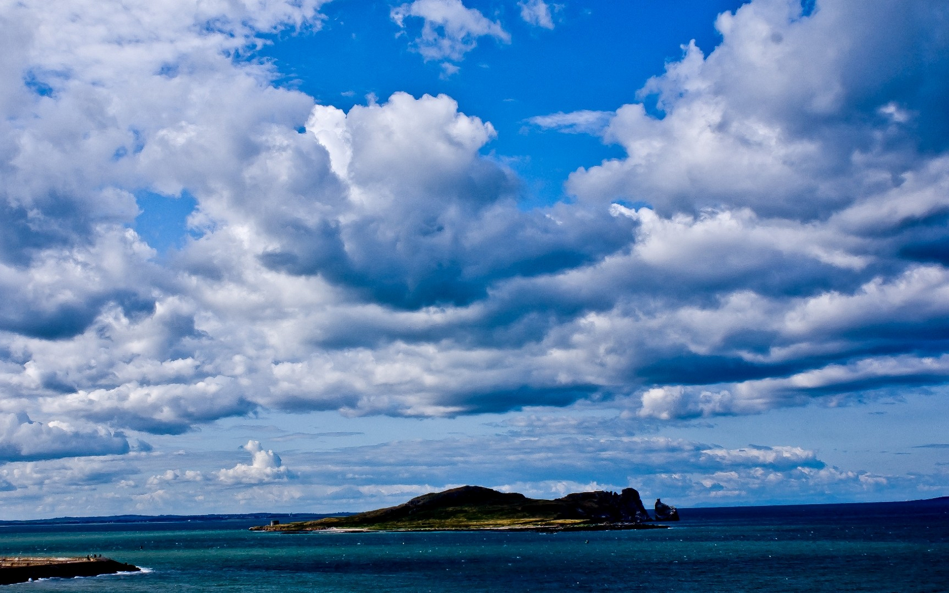 Island blues. Облака над морем. Море облаков. Небо море облака. Море и небо.