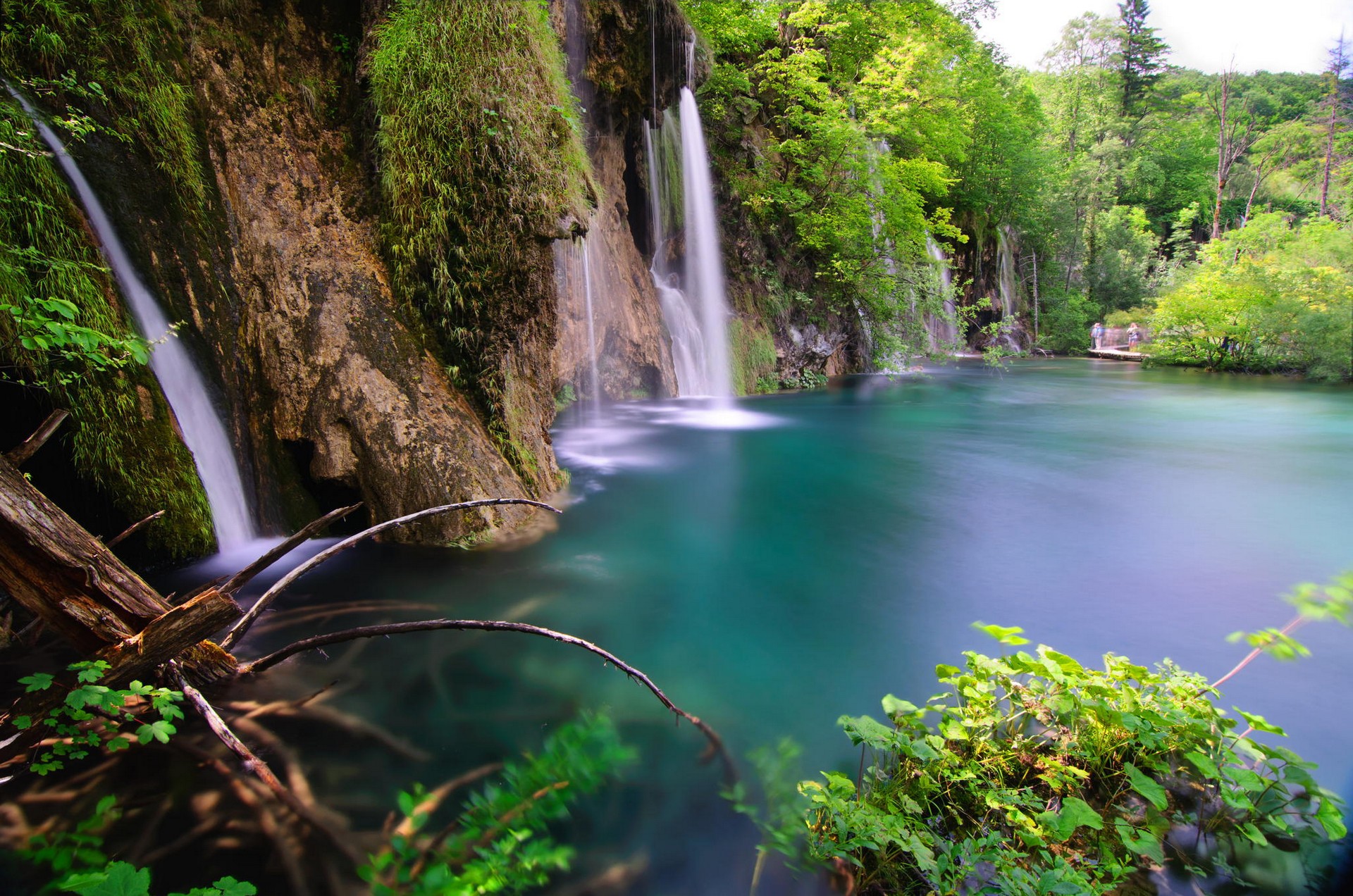 Озера водопад лес. Плитвицкие озёра Хорватия. Хорватия водопады. Хорватия лес. Водопад у озера.