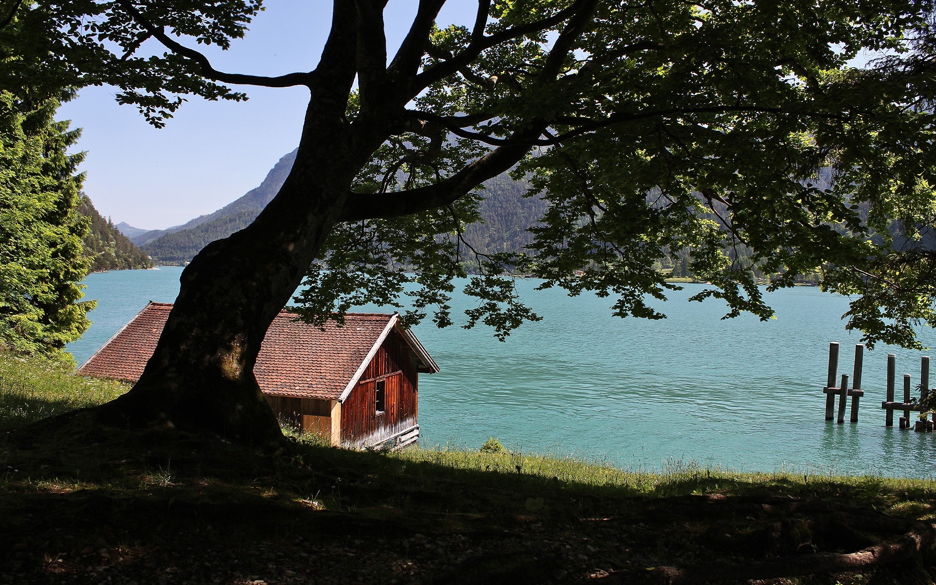 Горы домики озеро. "Домик на Холме" Аше. Фахверк Швейцария горы озеро лес. Дом отшельника в лесу у озера. Дом в лесу у озера.