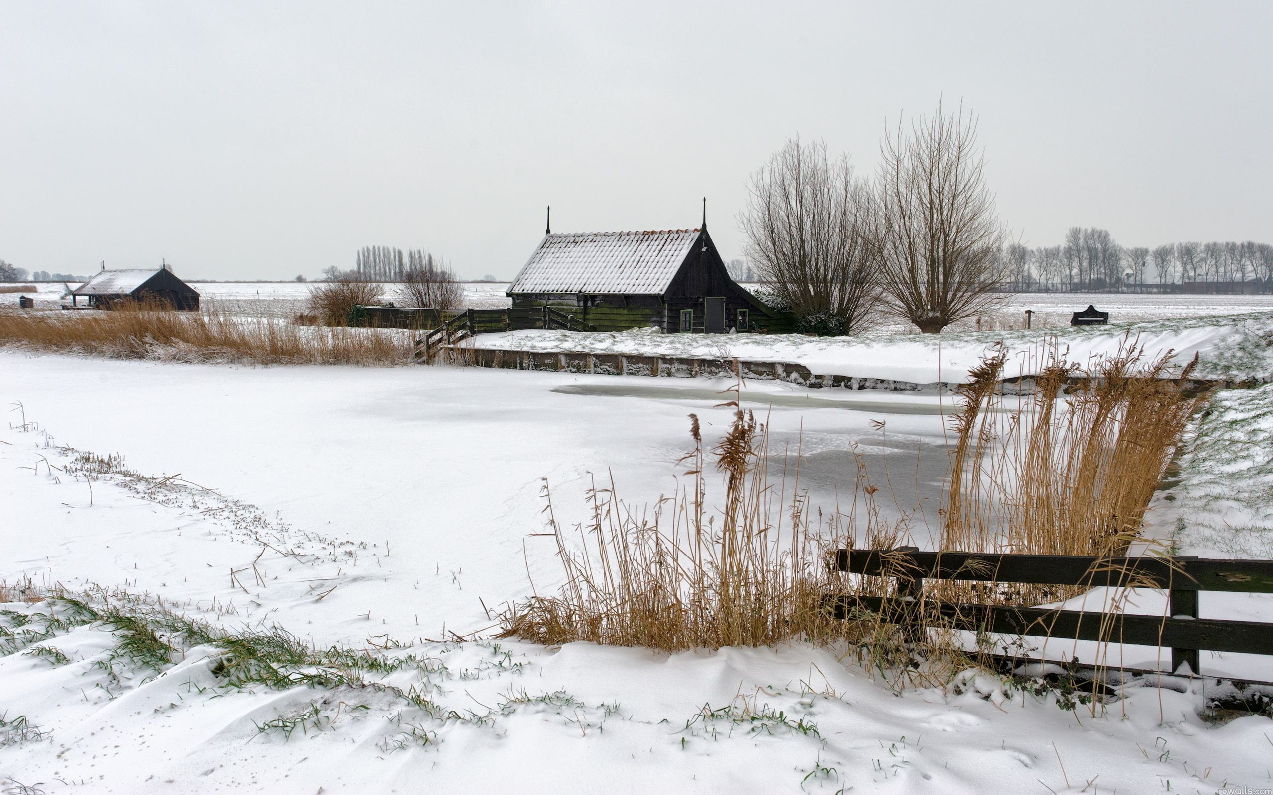 Снег сходит с пригорков веселыми. Зима в деревне. Деревня зимой. Ранняя зима в деревне.