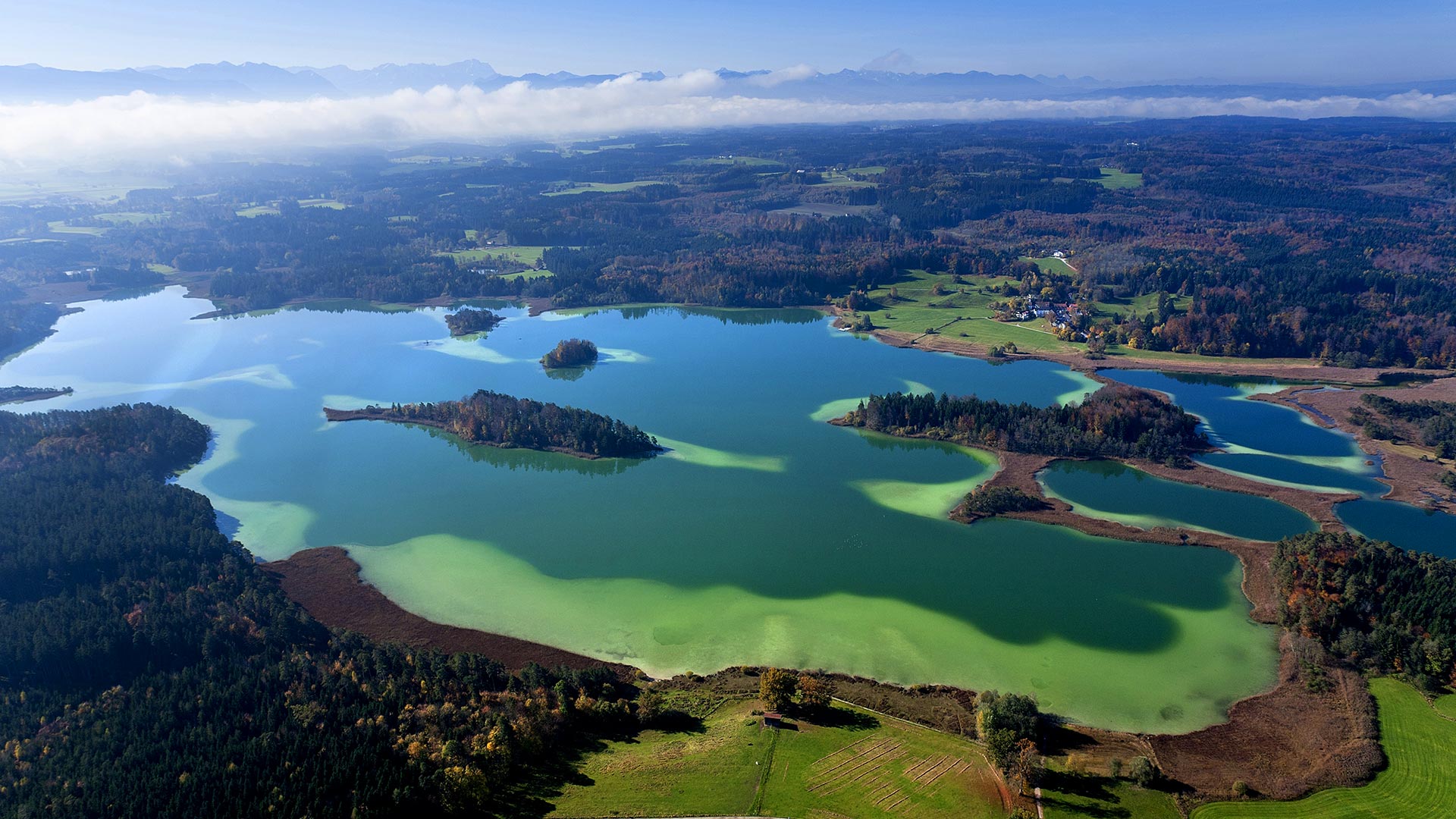 Озера европы по величине. Озеро Тегернзее в Баварии. Кимзее озеро Германия. Германия озеро Штессензее. Озеро Шрек в Германии.