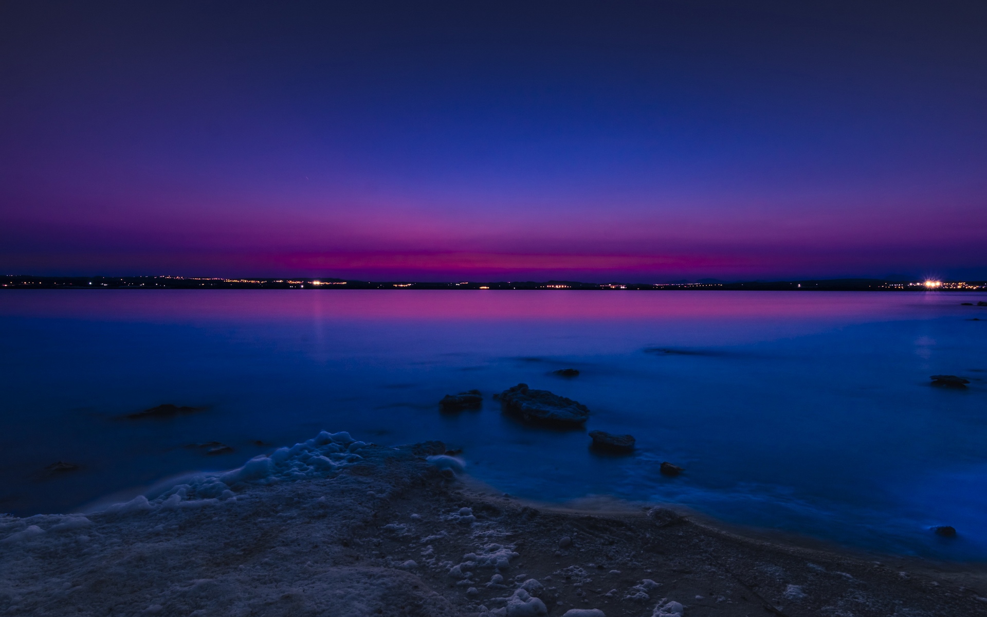 Полуночно фиолетовый. Ночной берег залива с дюнами. Полуночно синий фон.