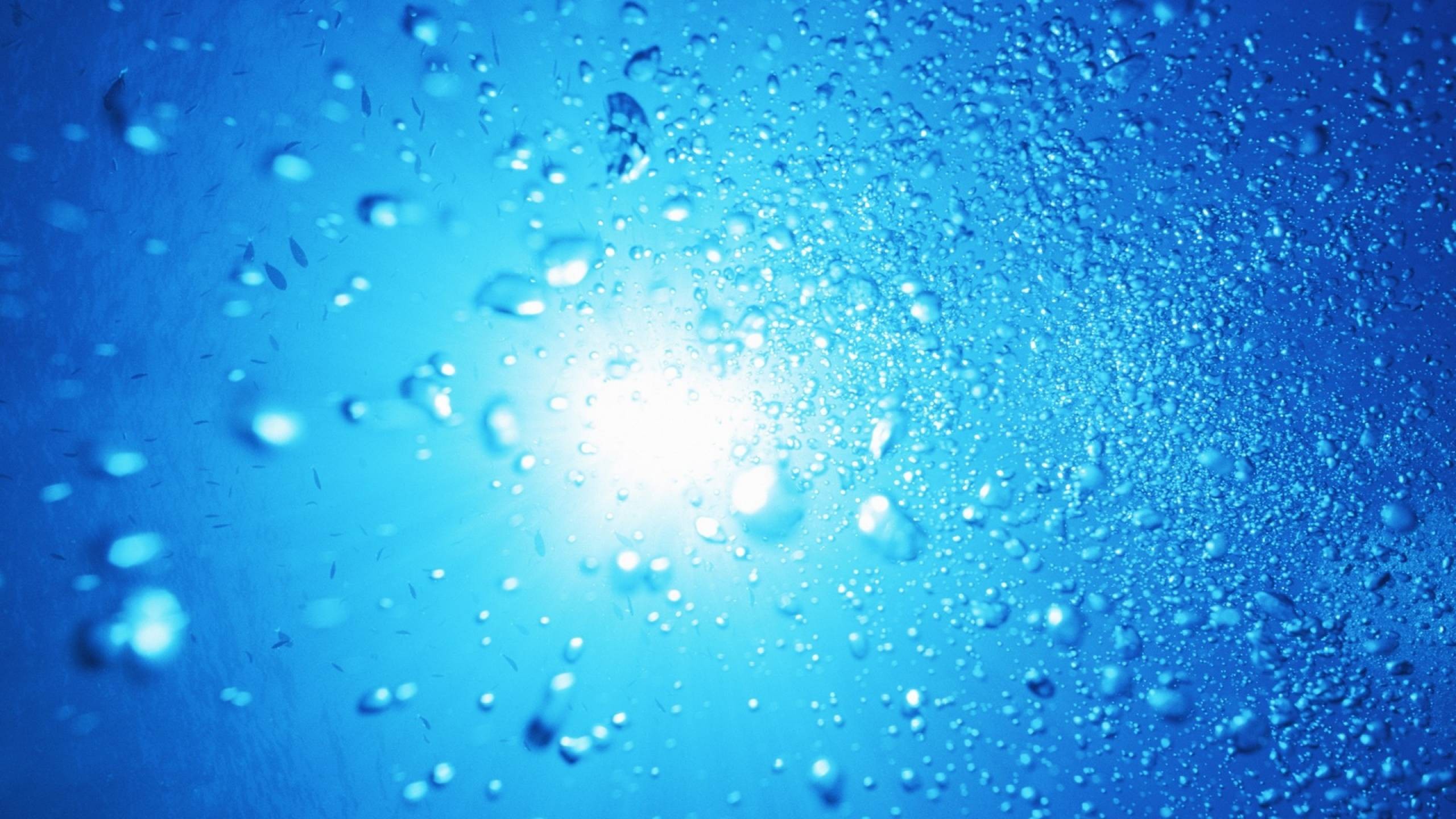 Капли голубая вода. Капли воды. Вода фон. Брызги воды. Пузыри под водой.