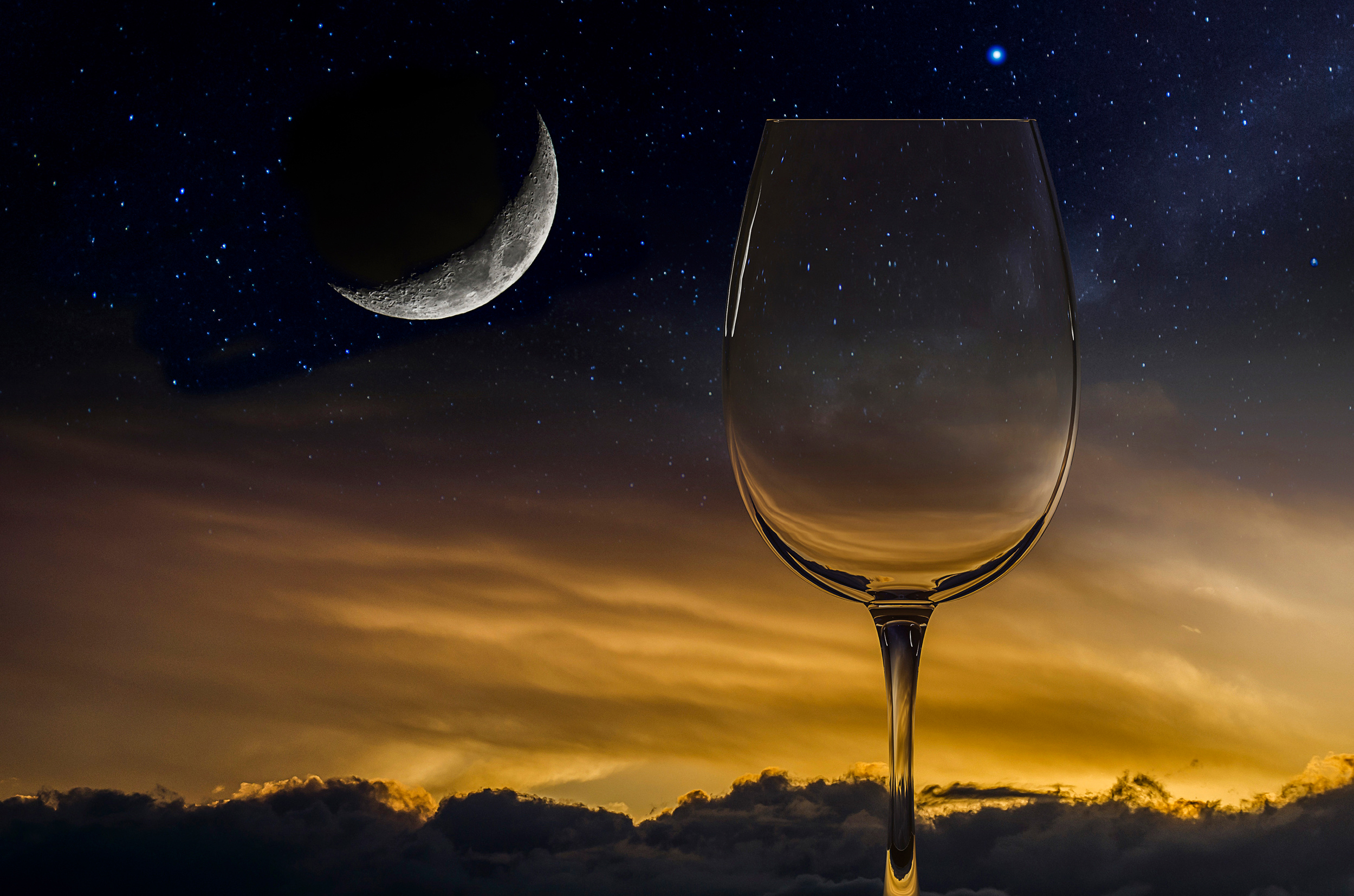 Ночь в бокале песня. Лунный свет в бокале. Вино космос. Космос в бокале. Бокал вина на фоне неба.