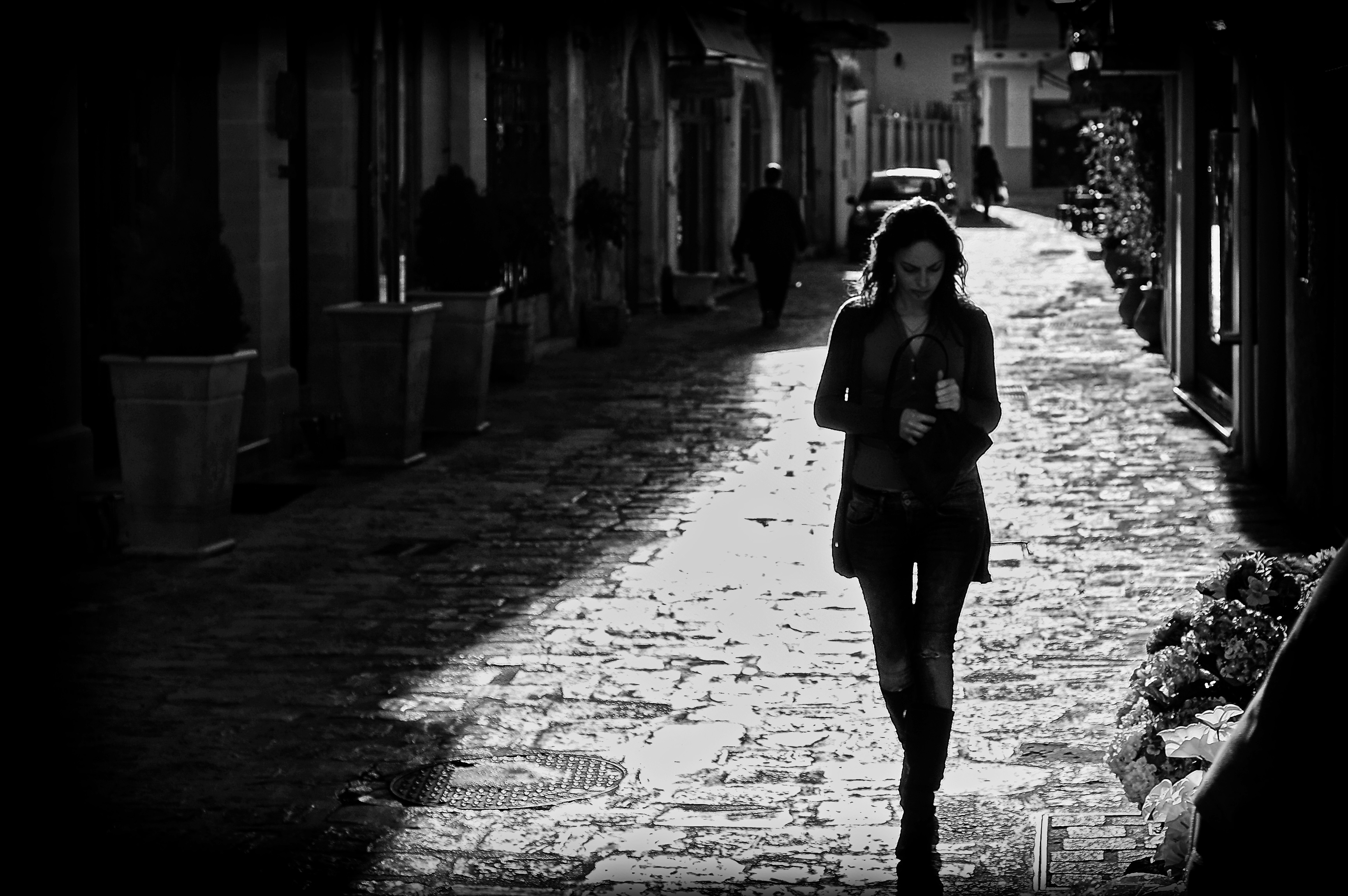 Street cry. Девушка совсем одна. Один совсем один. Black and White женщины. Художественная уличная фотография с девушкой.