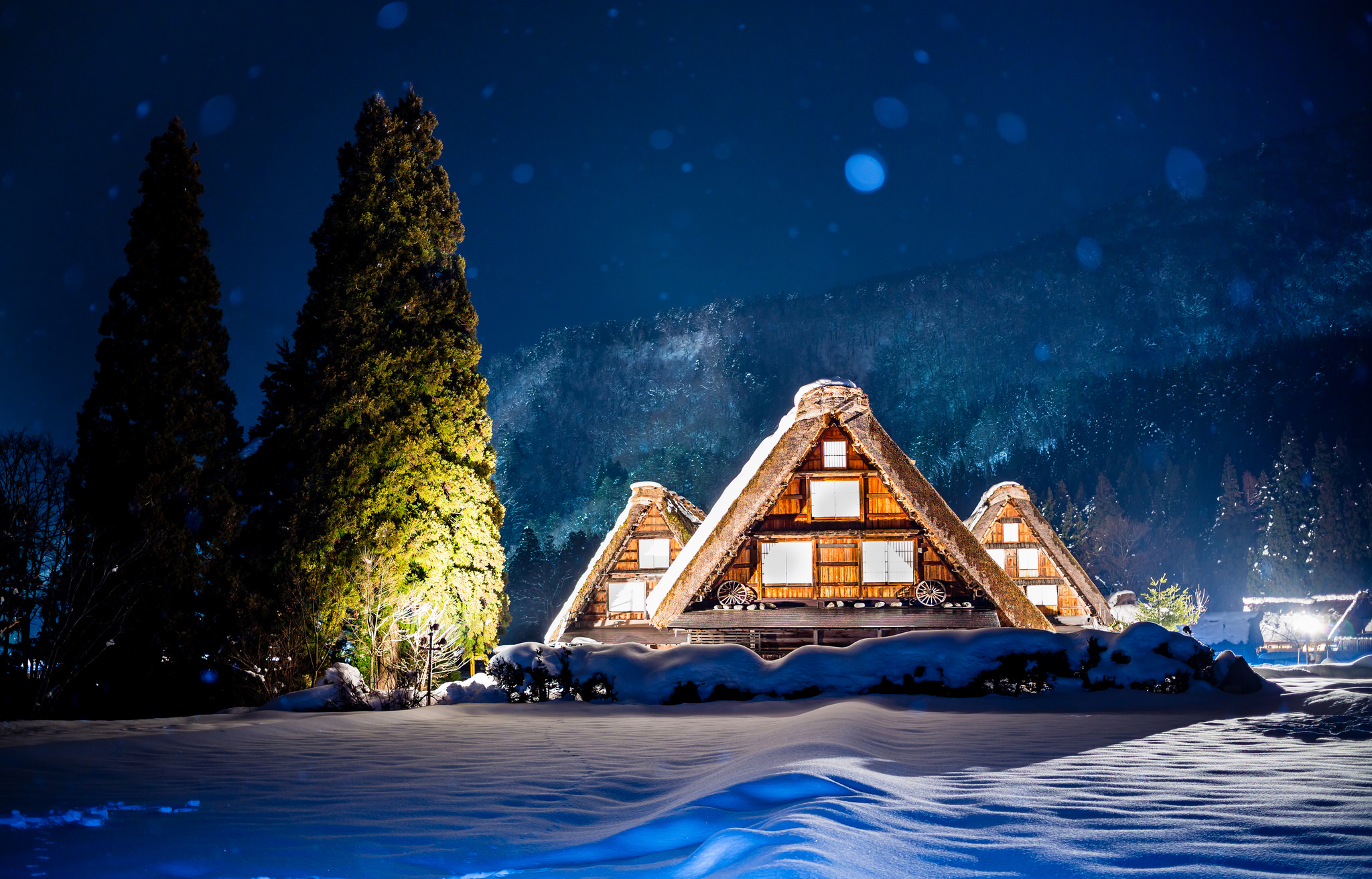Снежка домики. Зимний домик. Заснеженный домик. Заснеженный домик в горах. Домик в зимнем лесу.