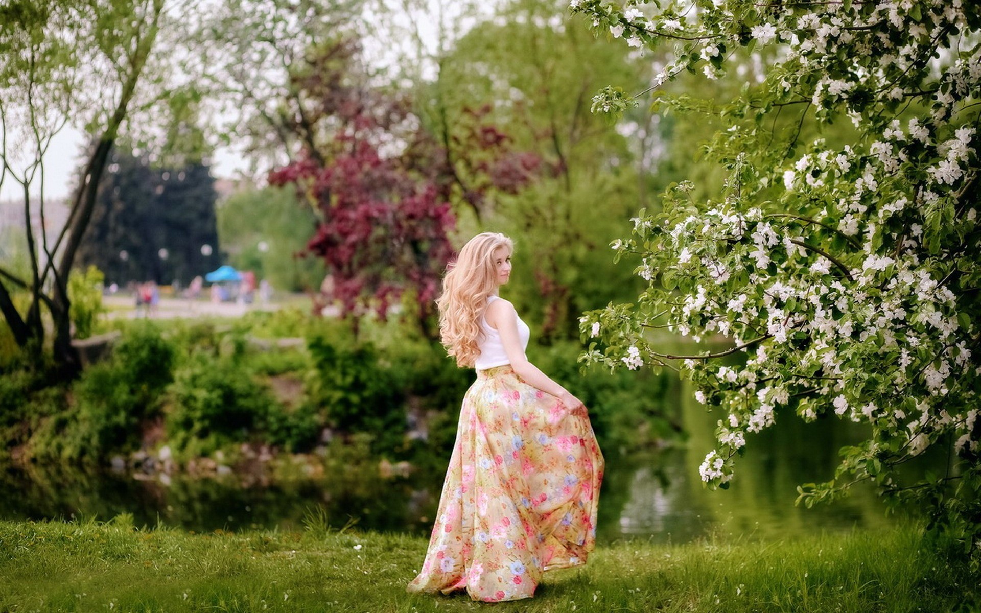 Платье цветущие сады. Фотосессия в цветущем саду. Весенняя девушка. Весенние фотосессии на природе.
