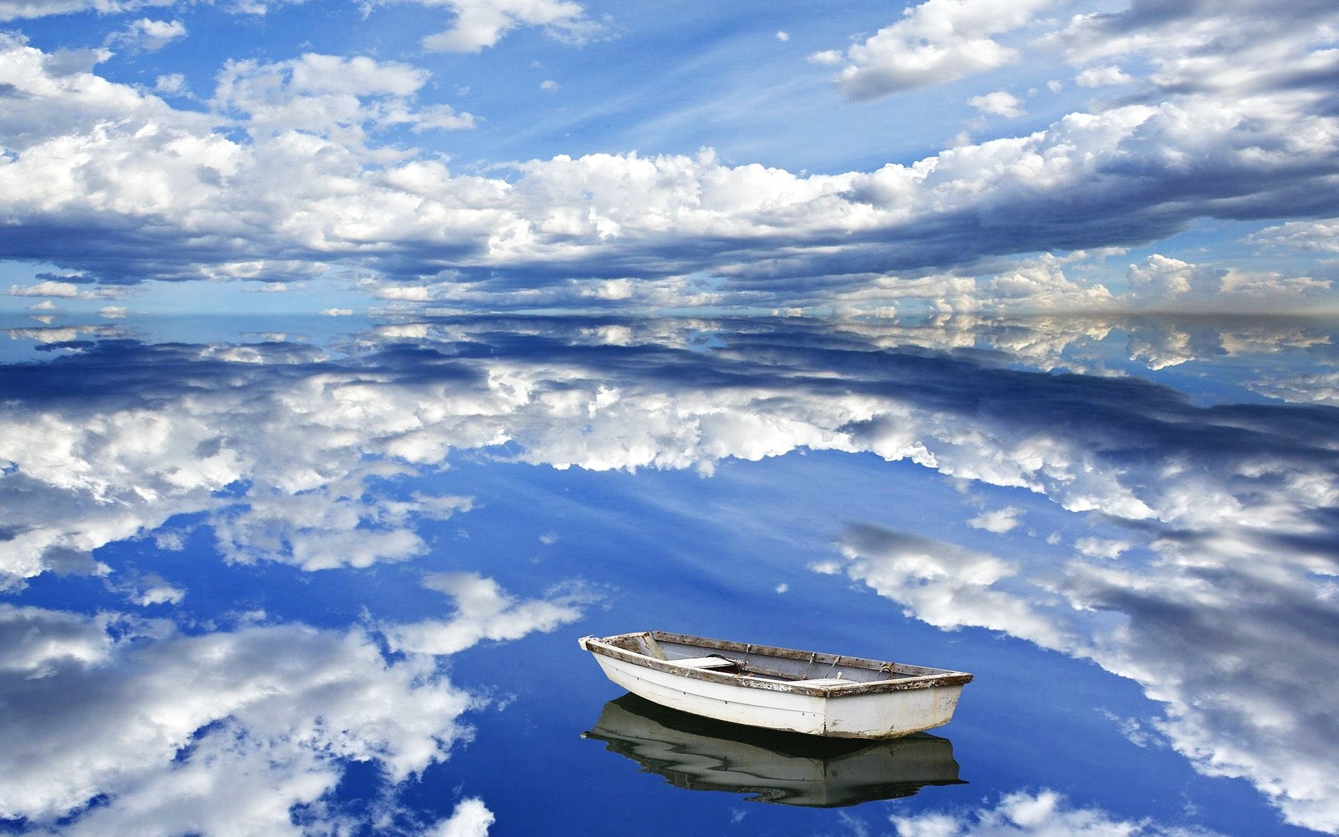 Отражение вода песни. Отражение неба в воде. Отражение облаков в воде. Море и небо. На воде и в небе.