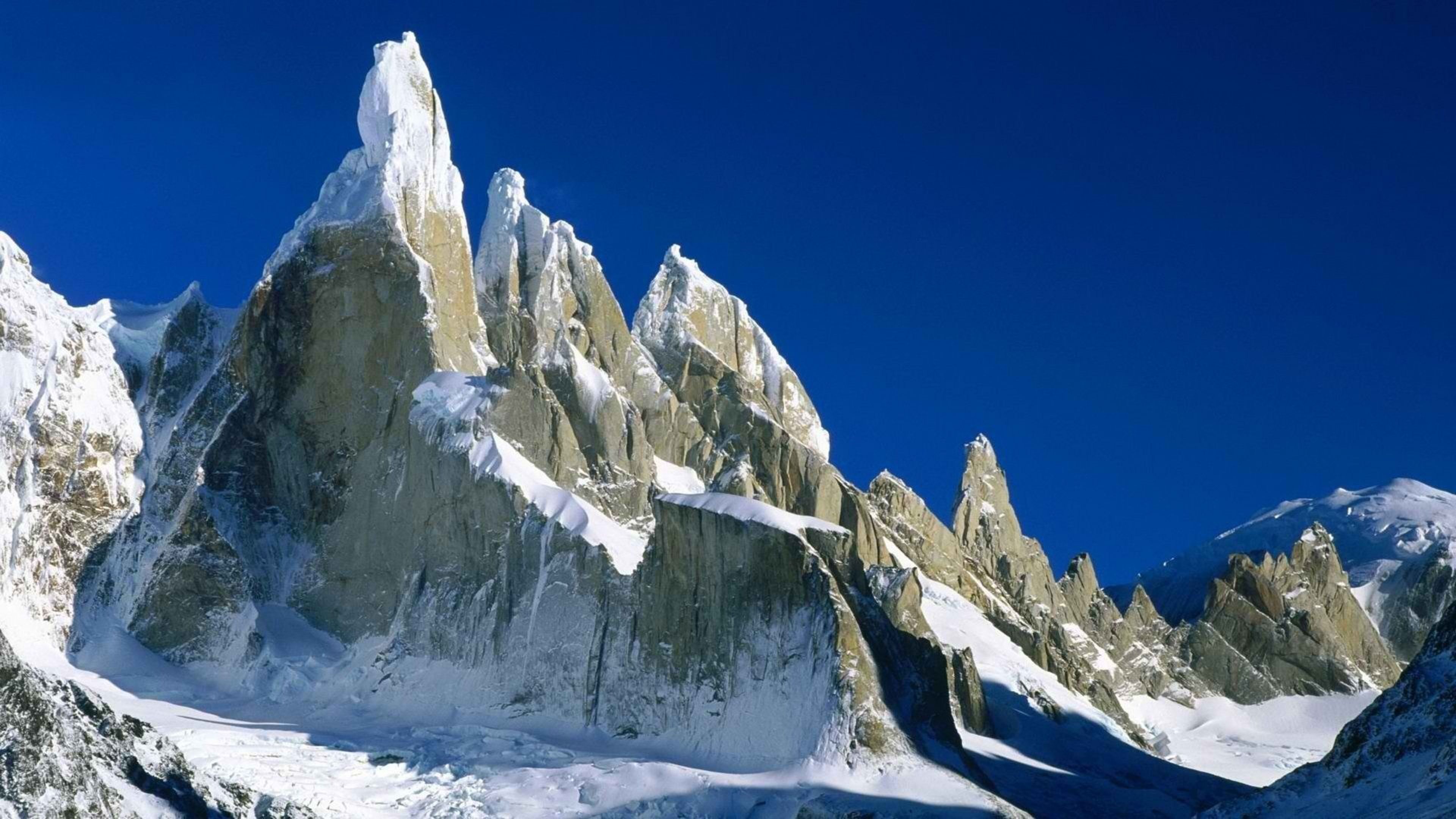 Самые снежные горы. Национальный парк Лос-Гласьярес Аргентина. Пик Серро Торре. Серро Торре гора. Серро Торре Аргентина.