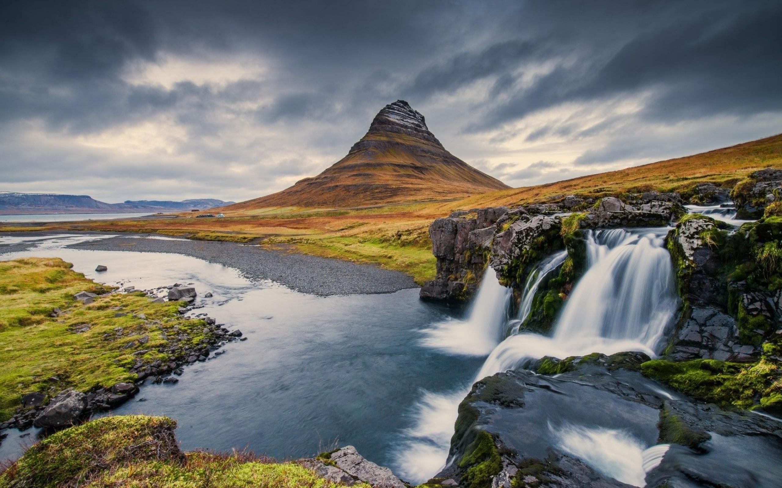 Исландия. Озеро Тоурисватн Исландия. Исландия река Тьоурсау. Гора Kirkjufell. Исландия ландшафт.