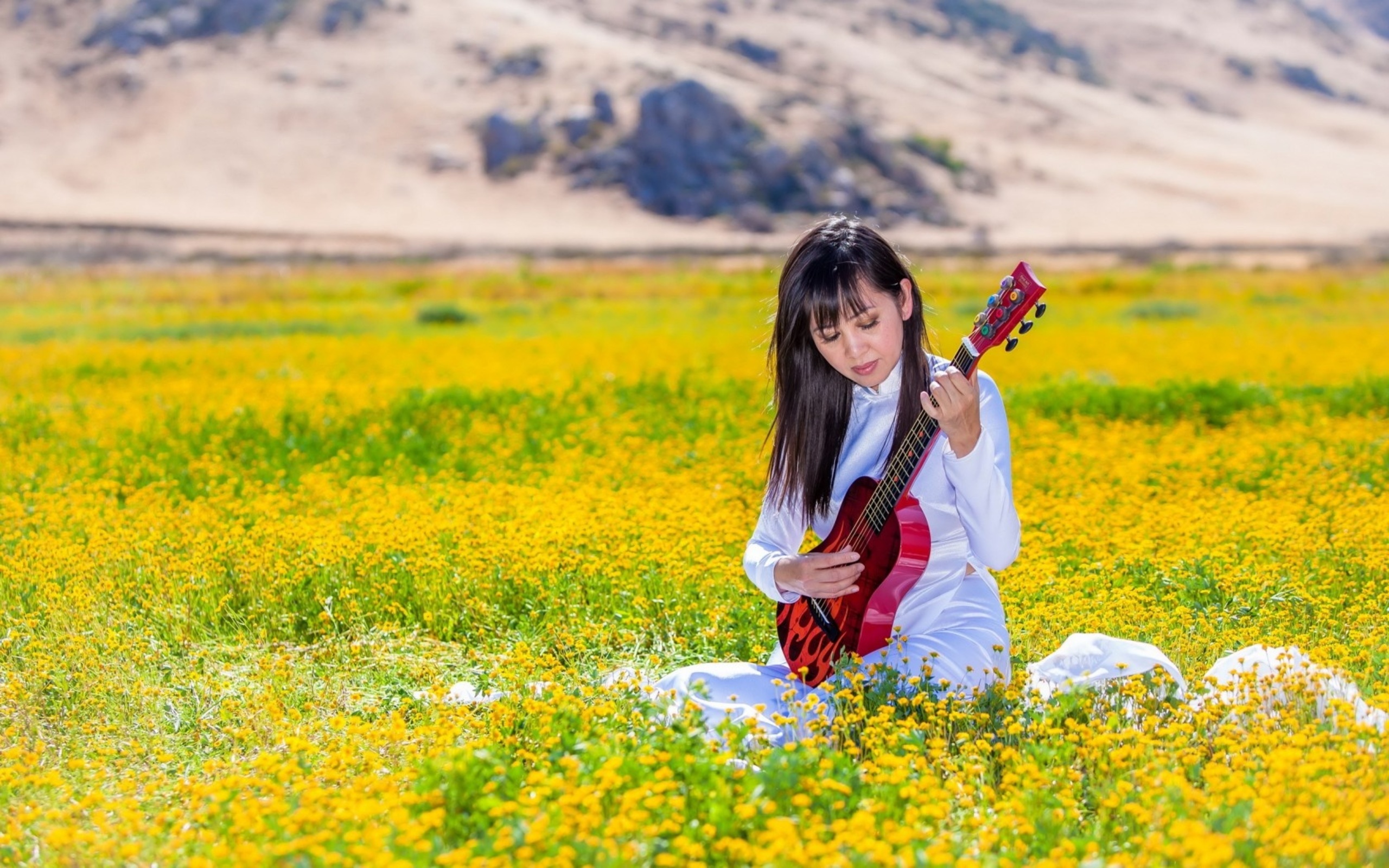 Музыка на телефон казахские. Девушка с гитарой. Фотосессия в поле с гитарой. Девушка с гитарой в поле. Девушка с гитарой на природе.