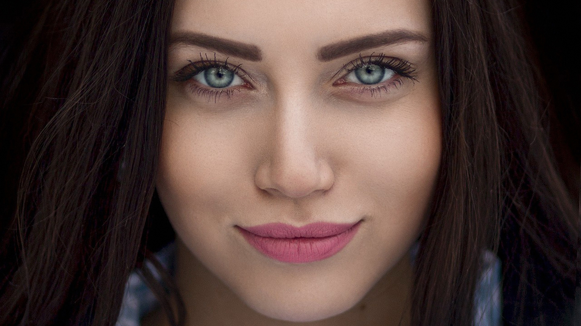 Beautiful eyes. Шатенка с зелеными глазами. Красивые женские глаза. Брюнетка с голубыми глазами. Красивое лицо девушки.