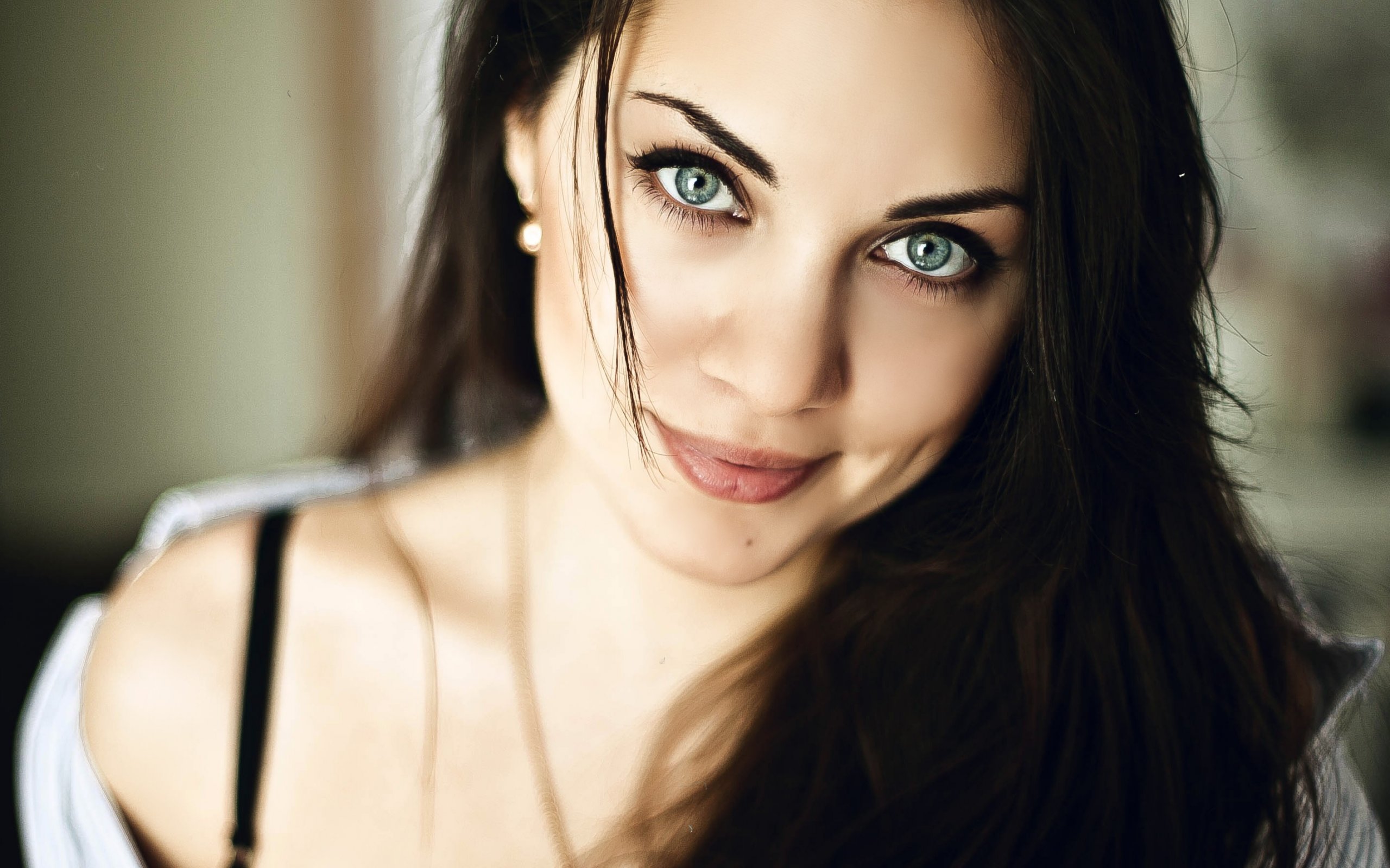 Голубоглазая сестра. Красивые девушки с зелеными глазами. Брюнетка с голубыми глазами. Красивые глаза девушки. Шатенка с зелеными глазами.