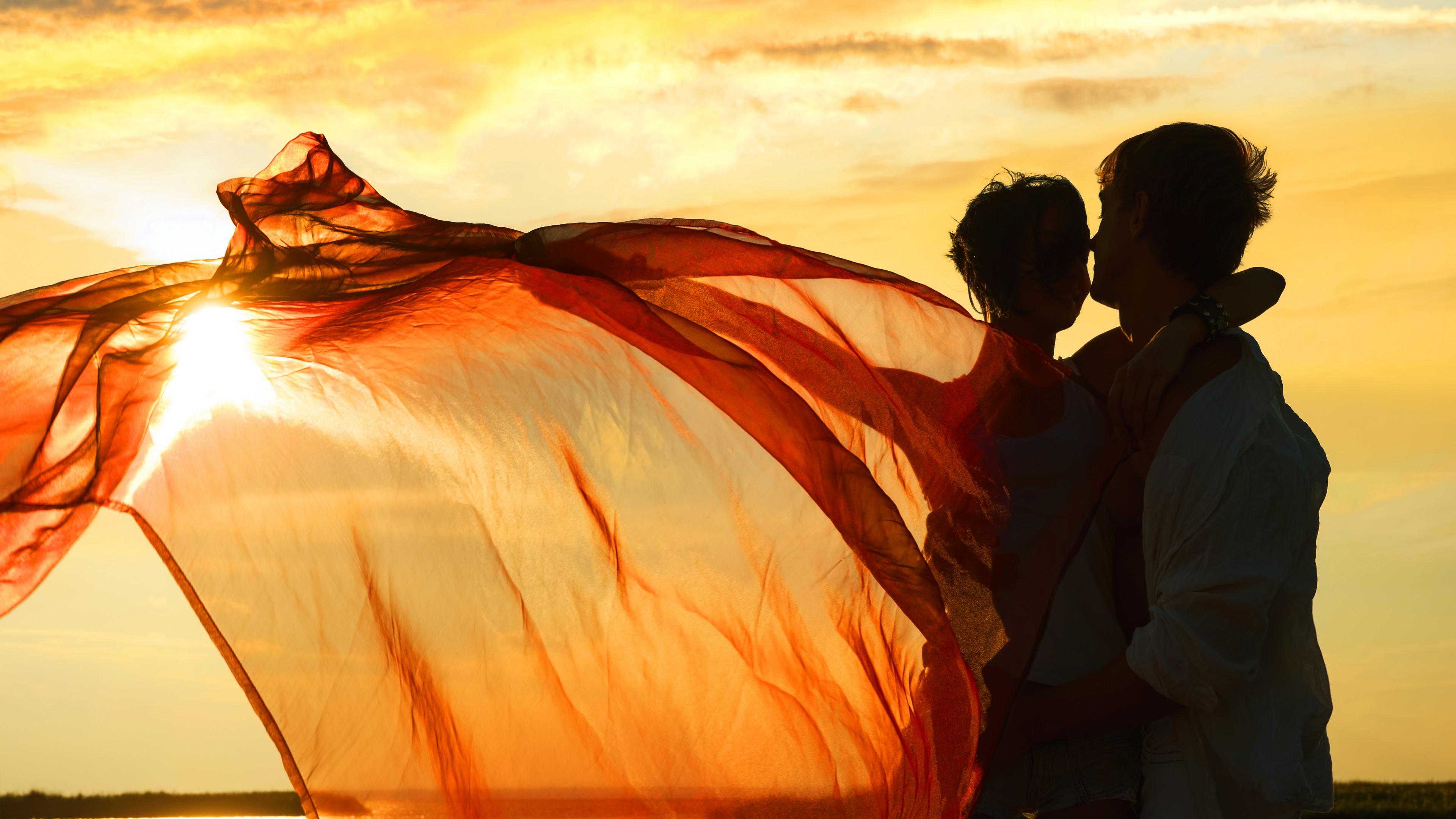 Любимая картинки романтичные для женщины. Романтичные картинки о любви. Влюбленные на закате. Мужчина и женщина на рассвете. Влюбленные на ветру.