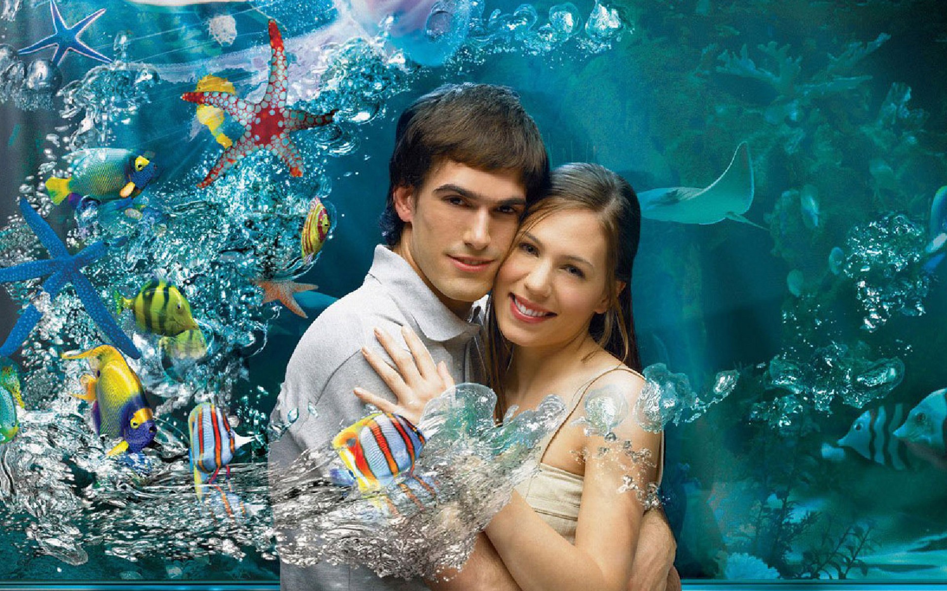 Женщина рыба влюблена. Коллаж влюбленные. Фотосессии на фоне аквариумом. Коллаж для влюбленных. Пара в океанариуме.