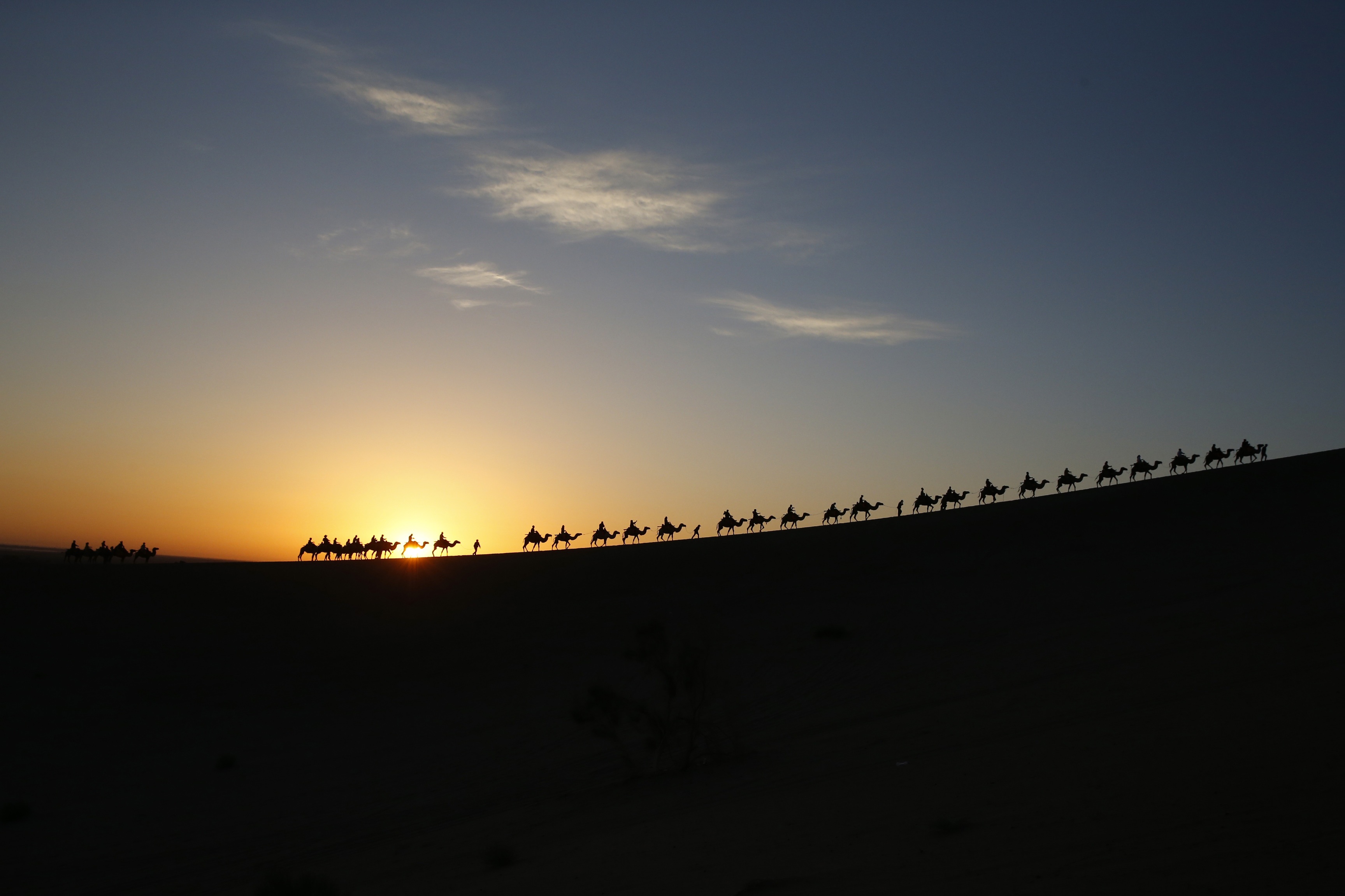 Небо караван. Караван верблюдов в пустыне. Рассвет в пустыне. Закат в пустыне. Пустыня ночью.