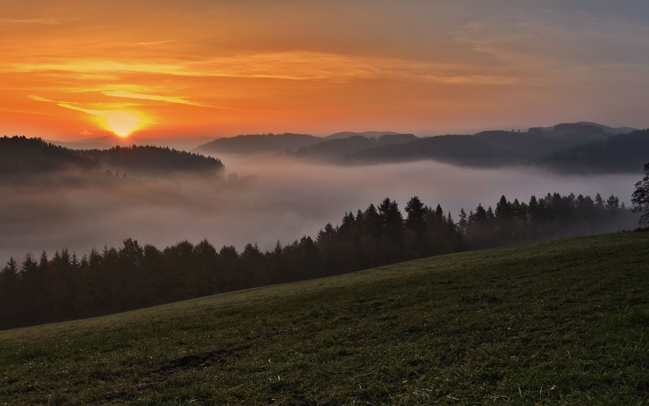 Горы на заре. Закат в горах. Горы закат панорама. Панорама природа туман. Рассвет панорама.