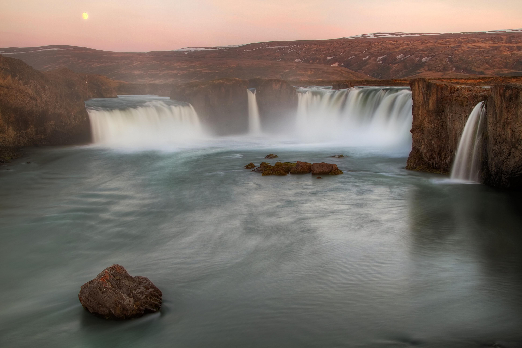 Сумерки водопад. Водопад Годафосс, Исландия. Водопад богов. Годафосс, Исландия.. Водопад Сумерки. Красивый водопад на телефон.