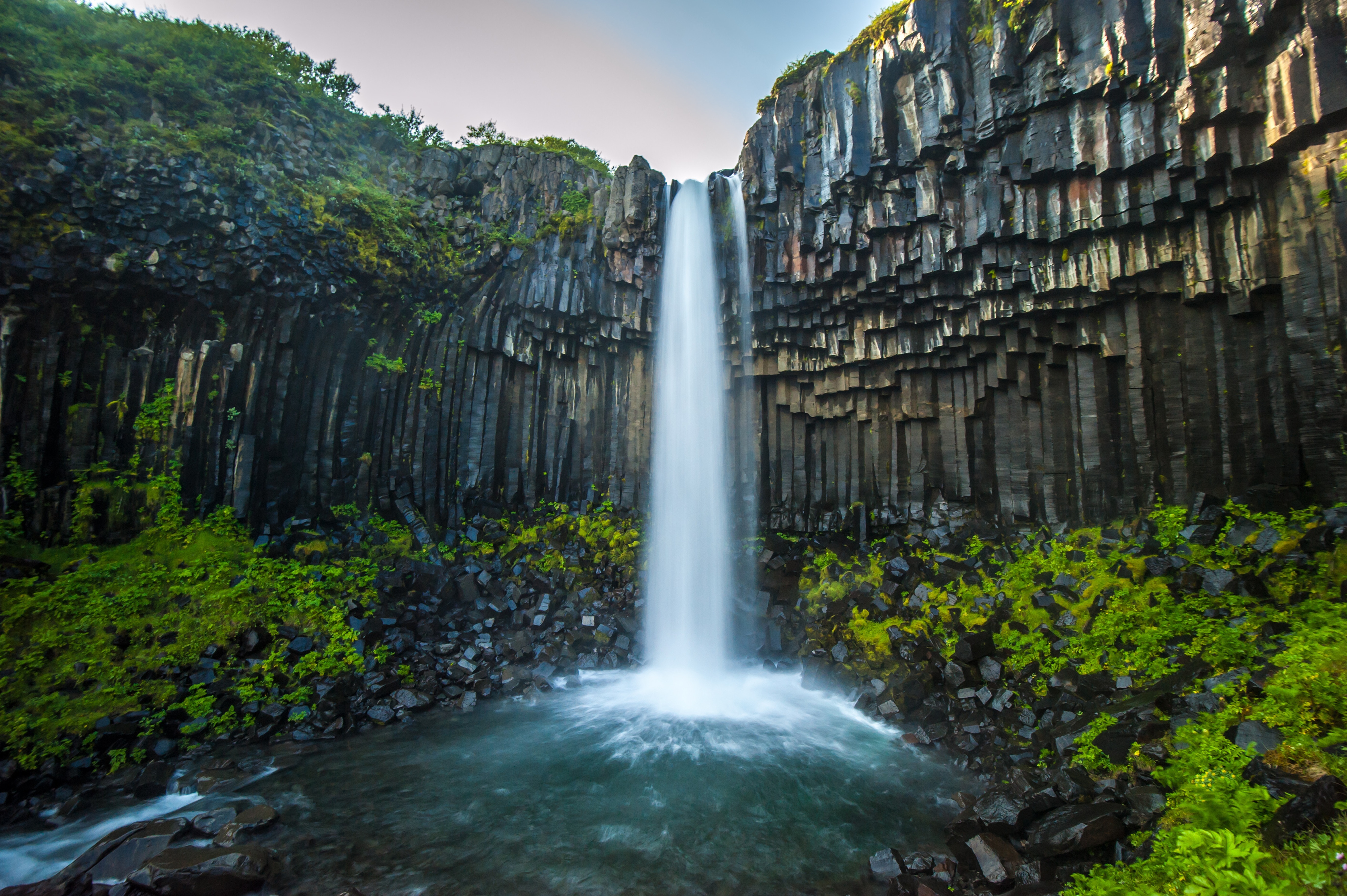 Стремительный водопад. Водопад Свартифосс. Свартифосс — чёрный водопад. Водопад Свартифосс Исландия черный национальный. Водопад Банг ПЭ.
