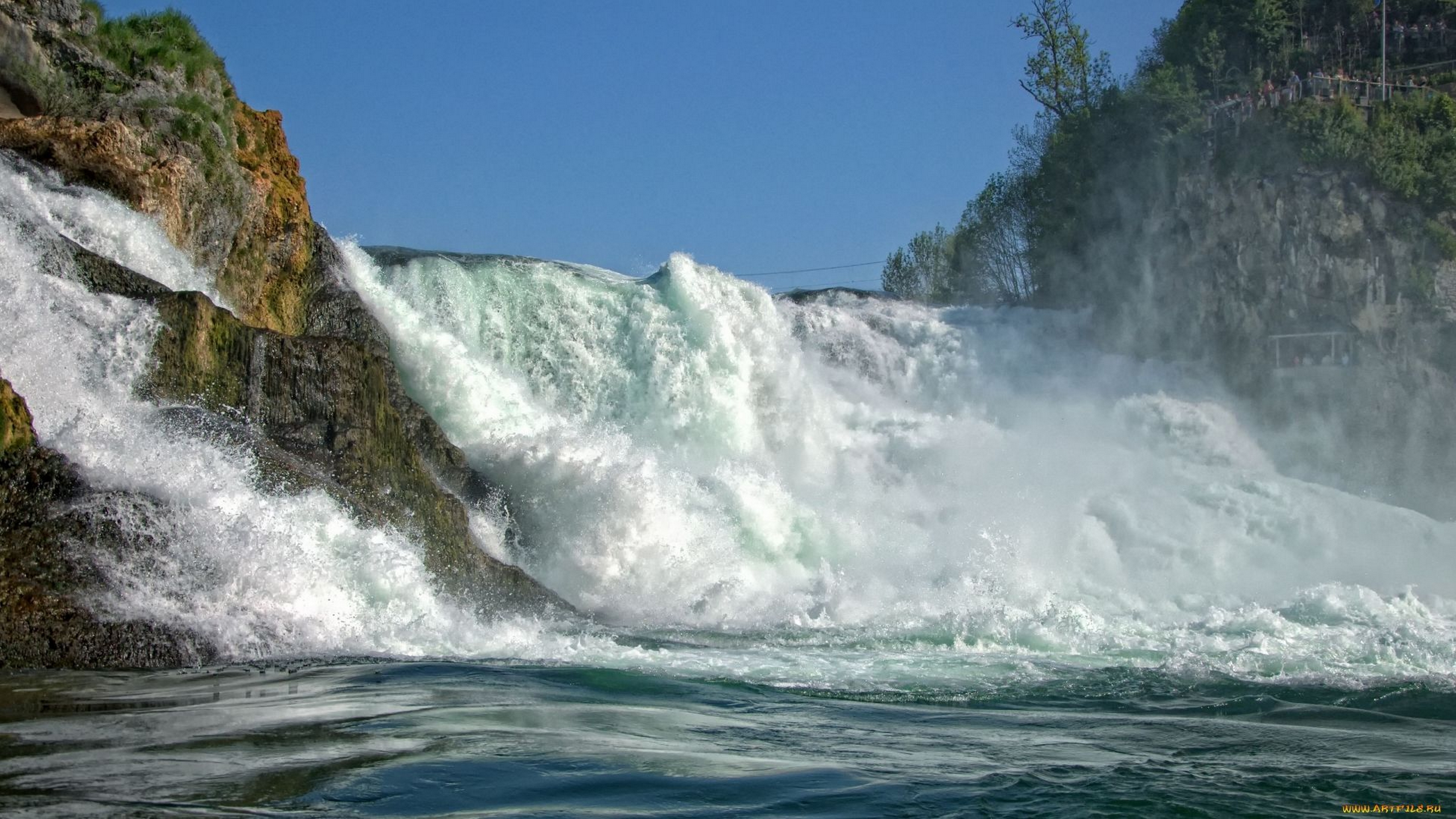 Могучие водопады